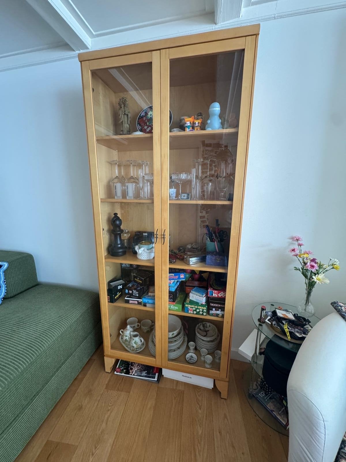 Houten vitrinekast met glazen deuren en planken vintage Ikea, Huis en Inrichting, Kasten | Vitrinekasten, Ophalen, Gebruikt, 50 tot 100 cm
