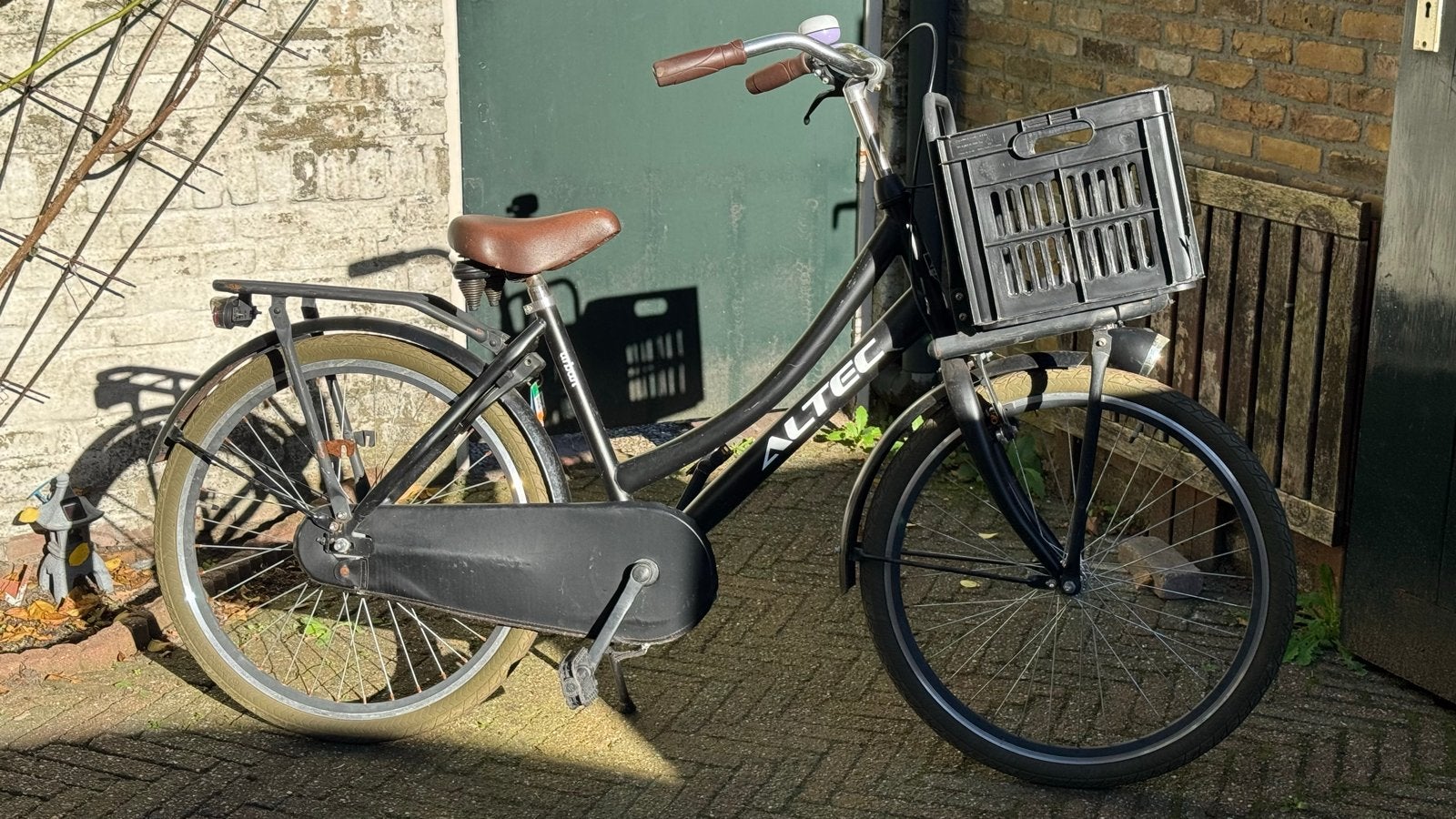 Altec 24 inch fiets met voordrager en krat, Fietsen en Brommers, Gebruikt, Velgrem, Minder dan 47 cm, Ophalen