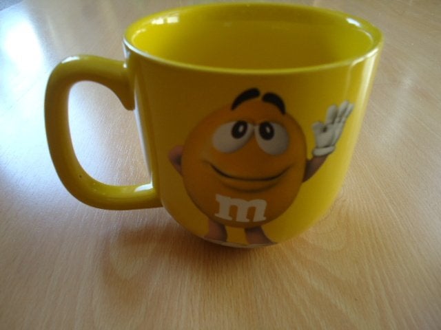 M&M mok geel, DROMER, Verzamelen, Ophalen of Verzenden, Zo goed als nieuw, Gebruiksvoorwerp