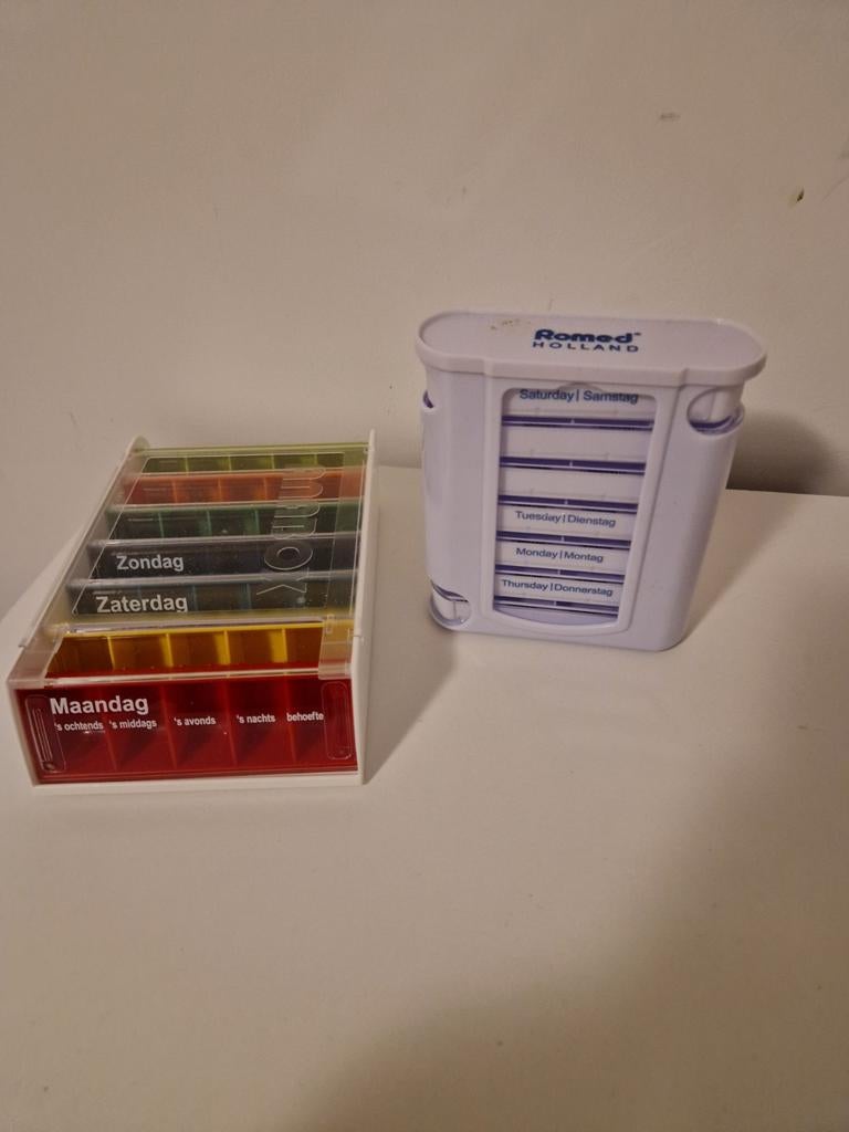 2 medicijn doosjes anabox & romed, Ophalen, Poppenhuis