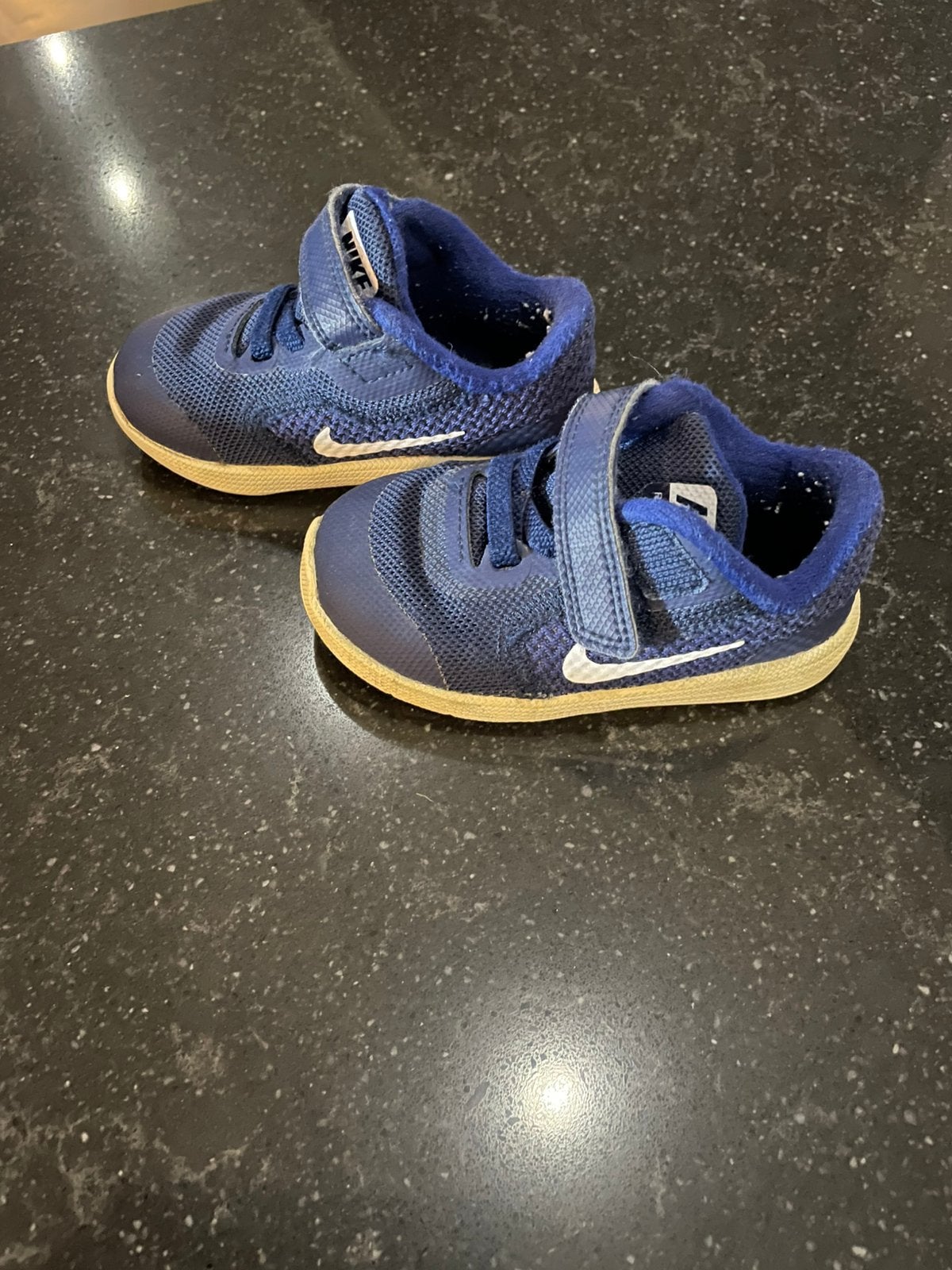 Nike sneakers maat 21 donker blauw, Schoentjes, Jongetje of Meisje, Ophalen of Verzenden, Zo goed als nieuw