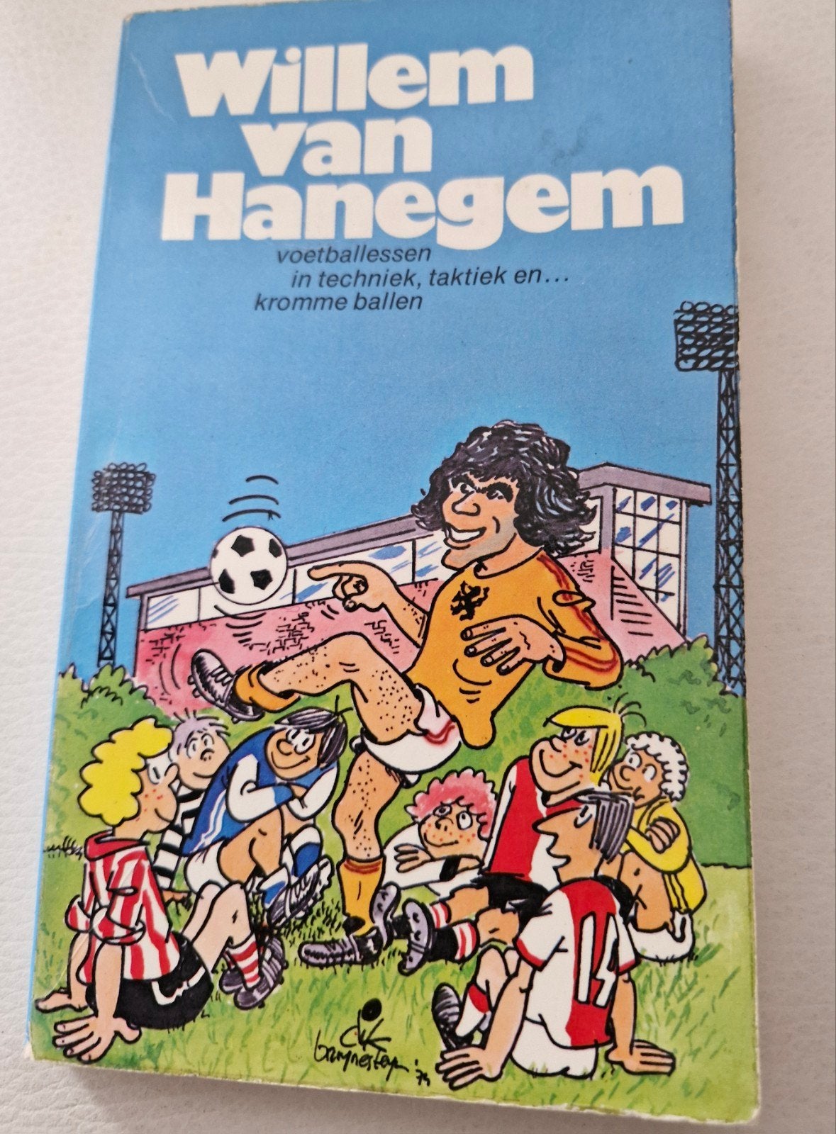 Willem van Hanegem - Voetballessen in techniek, tactiek, Ophalen of Verzenden, Gelezen, Willem van Hanegem, Balsport