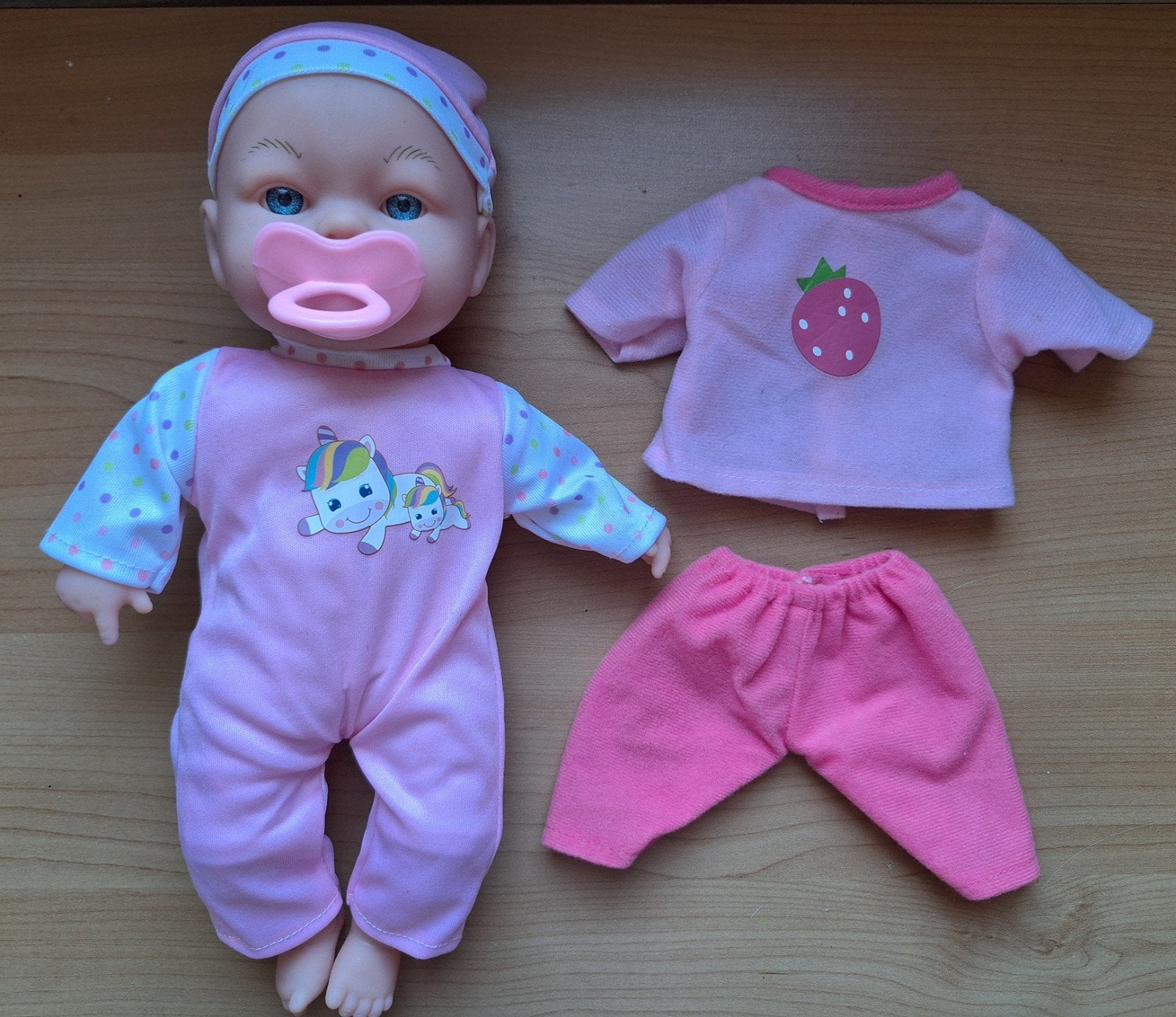 Leuke babypop met extra kleertjes en speen, Ophalen of Verzenden, Babypop