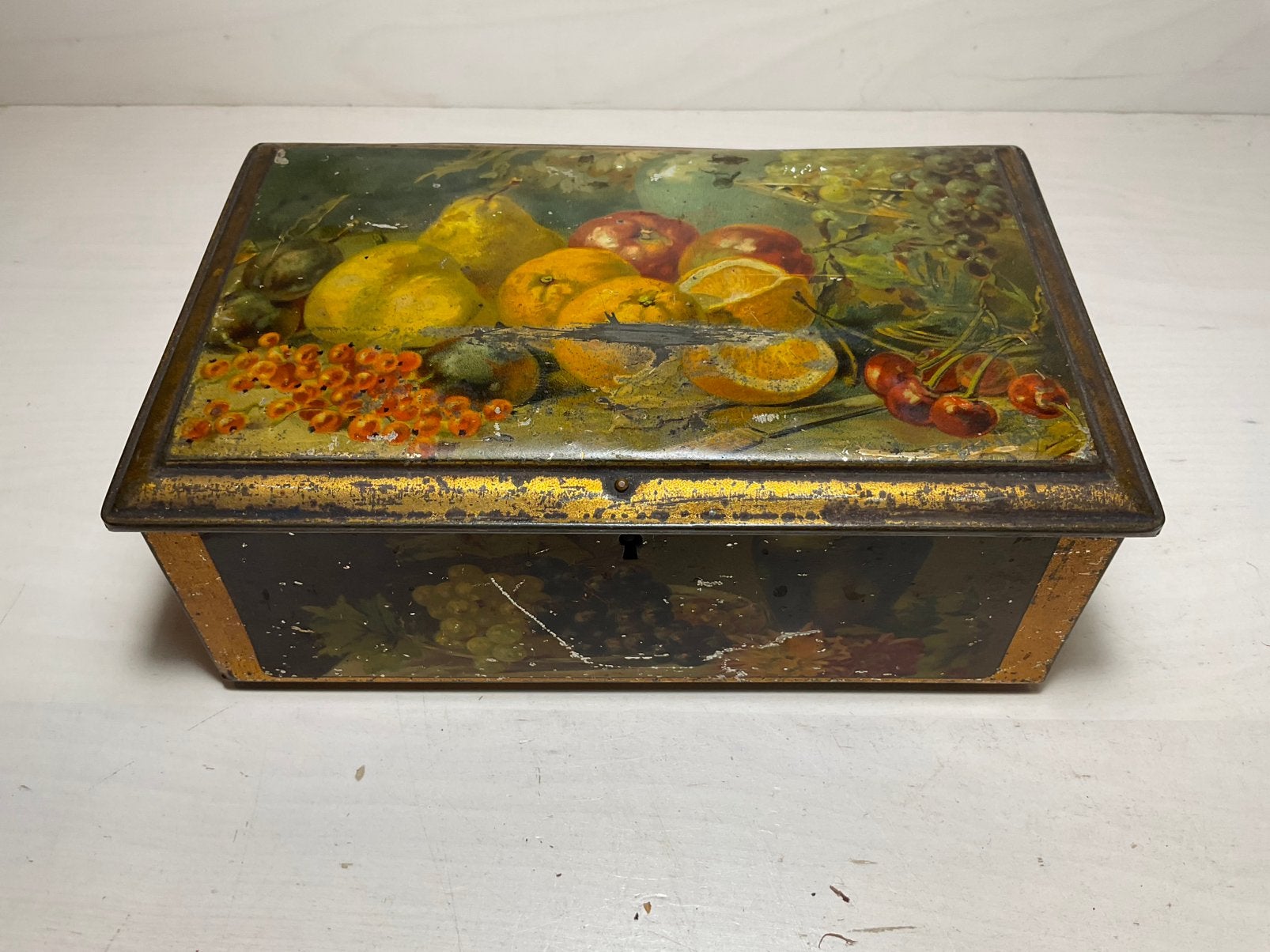 Prachtig oud koekblik met fruitmotief afm: 22 x 14 x 8,5 cm, Ophalen of Verzenden, Gebruikt, Koek(jes), Overige merken