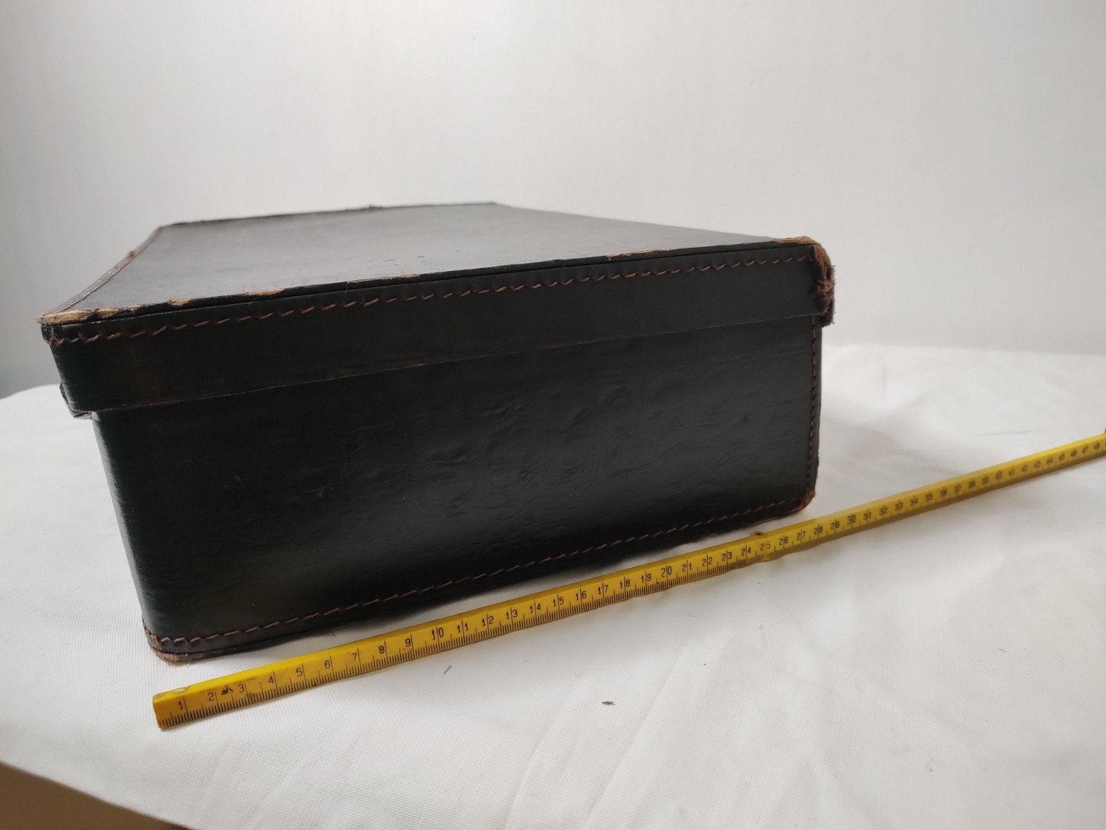 K742 Vintage zwarte koffer van geperst karton reptielprint, Overige materialen, Gebruikt, Onbekend, Minder dan 50 cm