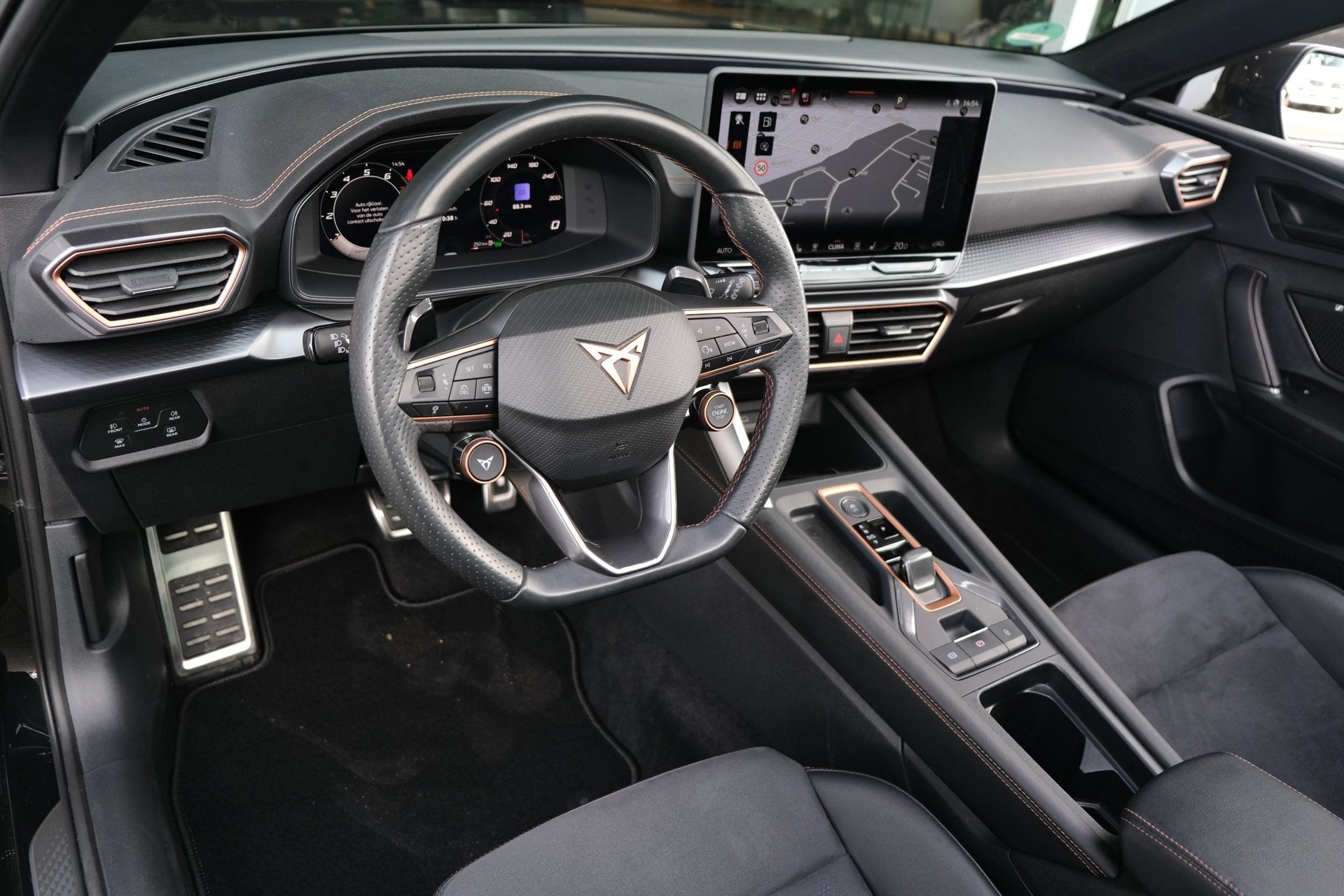 CUPRA Leon Sportstourer 1.5 eTSI 150PK DSG Facelift Pano Led, Auto's, Dealer onderhouden, 77 km/l, Zwart, 4 cilinders