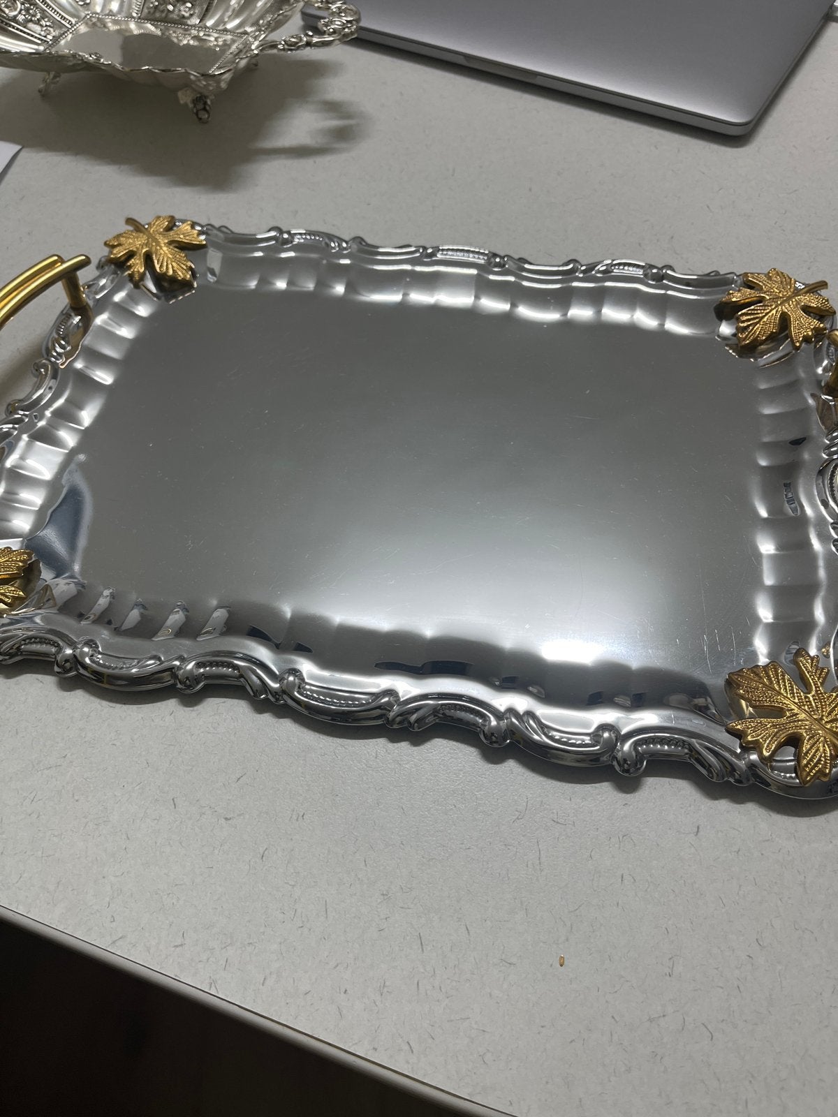 Decoratieve schaal met gouden handvatten en bladdetails, Huis en Inrichting, Woonaccessoires | Schalen en Manden, Ophalen of Verzenden