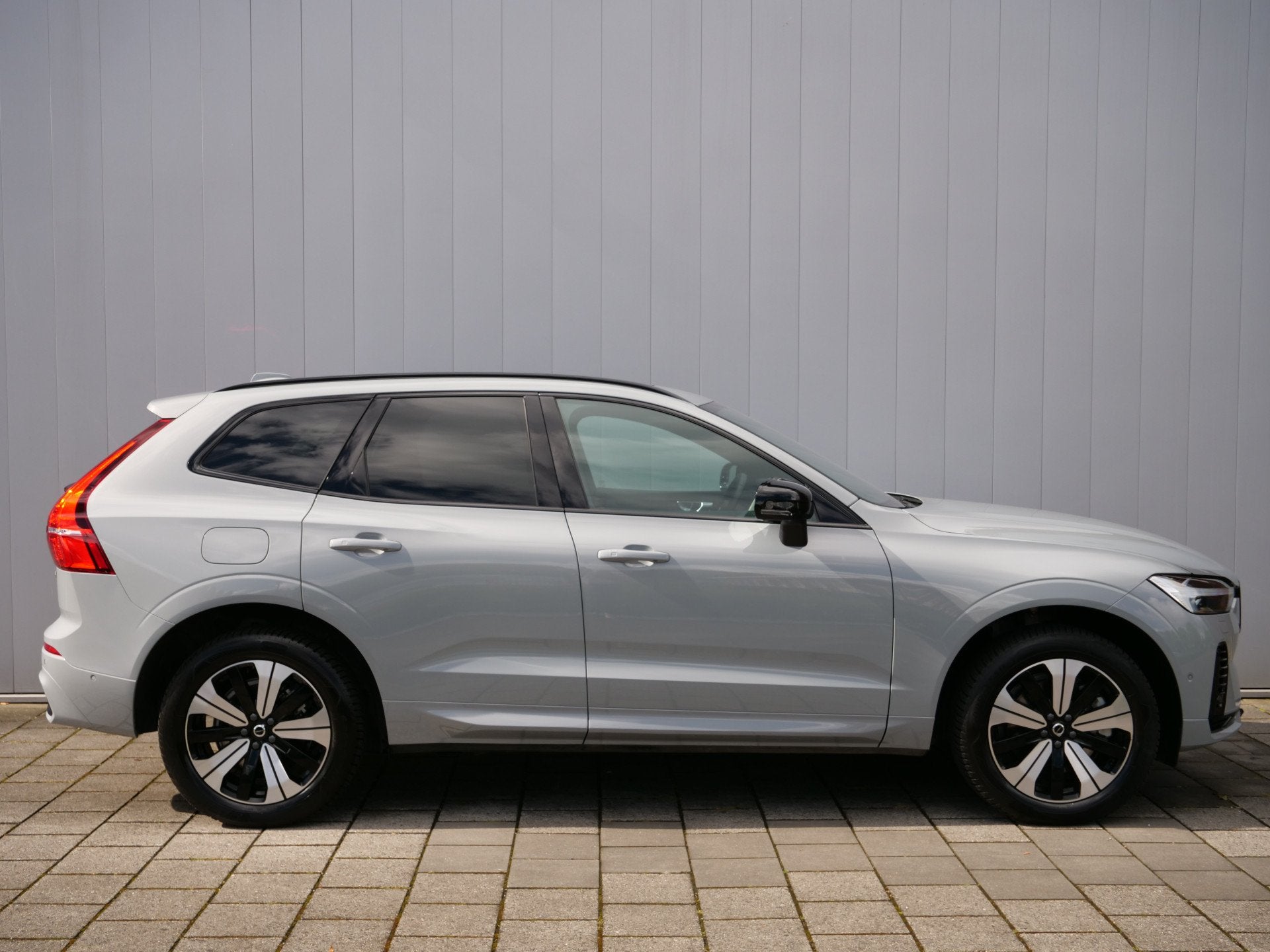 Volvo XC60 2.0 T6 Plug-in hybrid AWD Plus Dark 350 Pk Automa, Automaat, 4 cilinders, 1969 cc, Leder en Stof