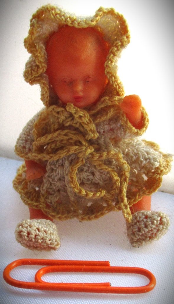 Pop~Vintage Miniatuur Babypopje met Gehaakte Kleding, Ophalen of Verzenden, Gebruikt, Pop