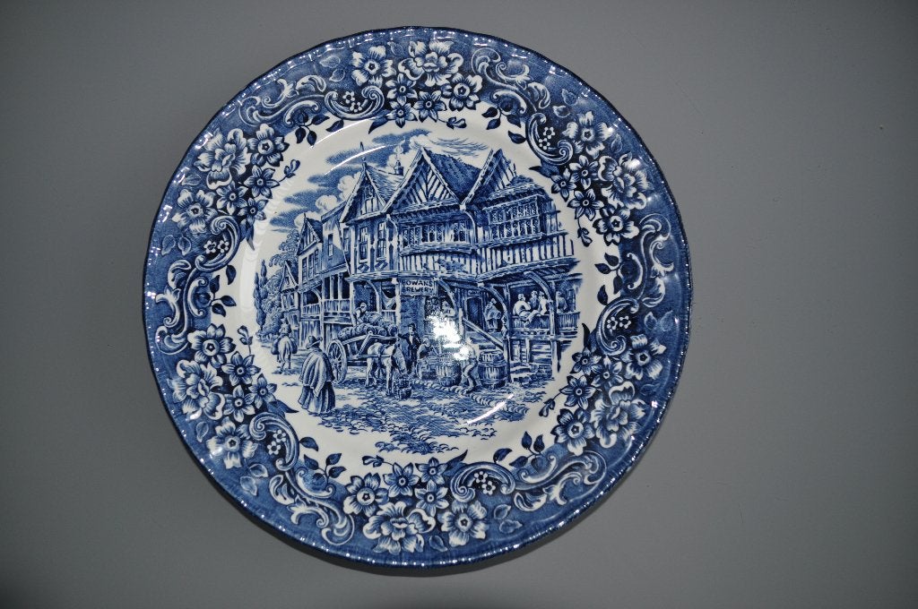 Vintage borden met opdruk van Royal Tudor ware, Ophalen