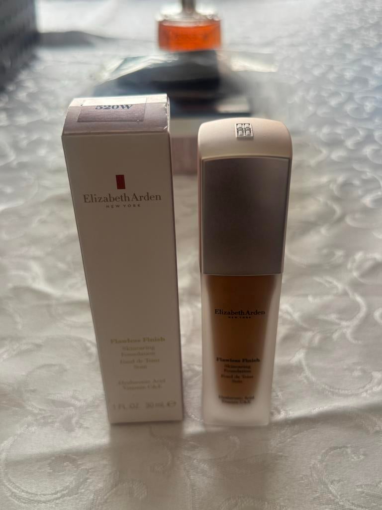 Elizabeth Arden Flawless Finish Skincaring Foundation 520W, Bruin, Gehele gezicht, Nieuw, Ophalen of Verzenden