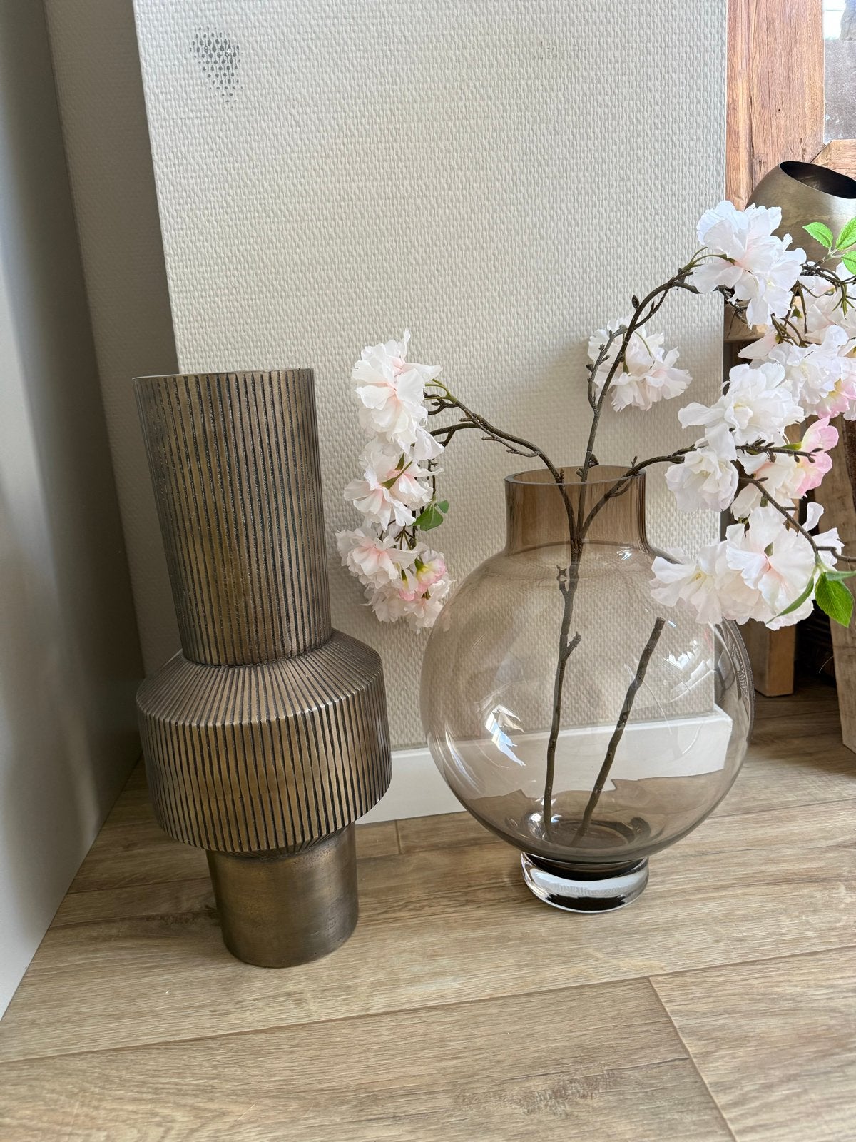 Set van 2 Vazen: Glazen Bolvaas & Bronzen Vaas met Ribbels, Huis en Inrichting, Woonaccessoires | Vazen, Ophalen, Bruin, Met patroon/structuur