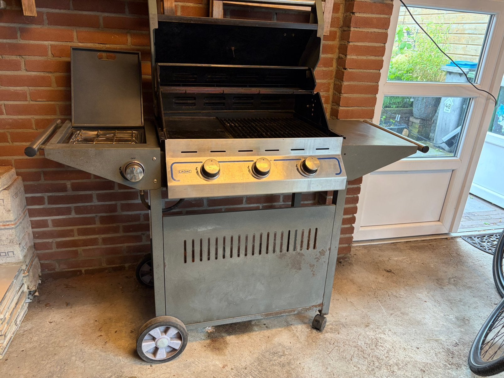 Gasbarbecue Cadac met 3 branders en zijbrander, Ophalen, Gebruikt