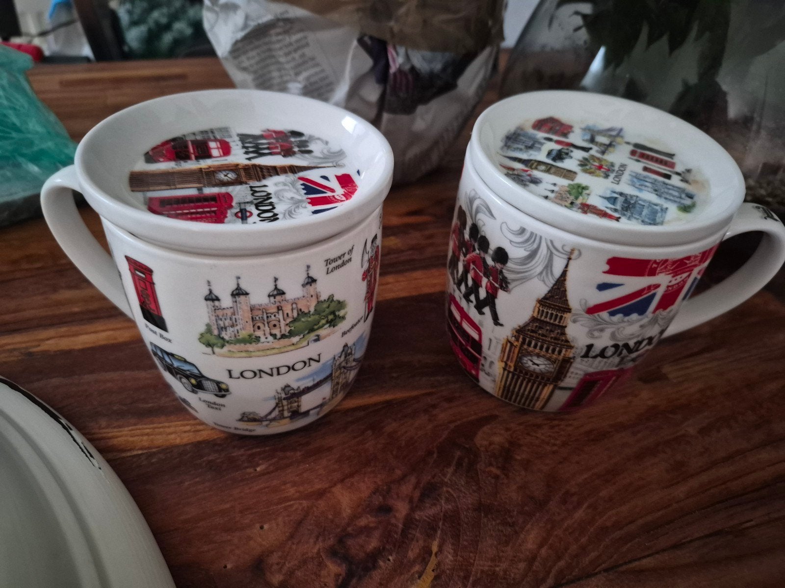 2 schitterende theemokken uit Engeland met theezakjes bakje, Huis en Inrichting, Ophalen