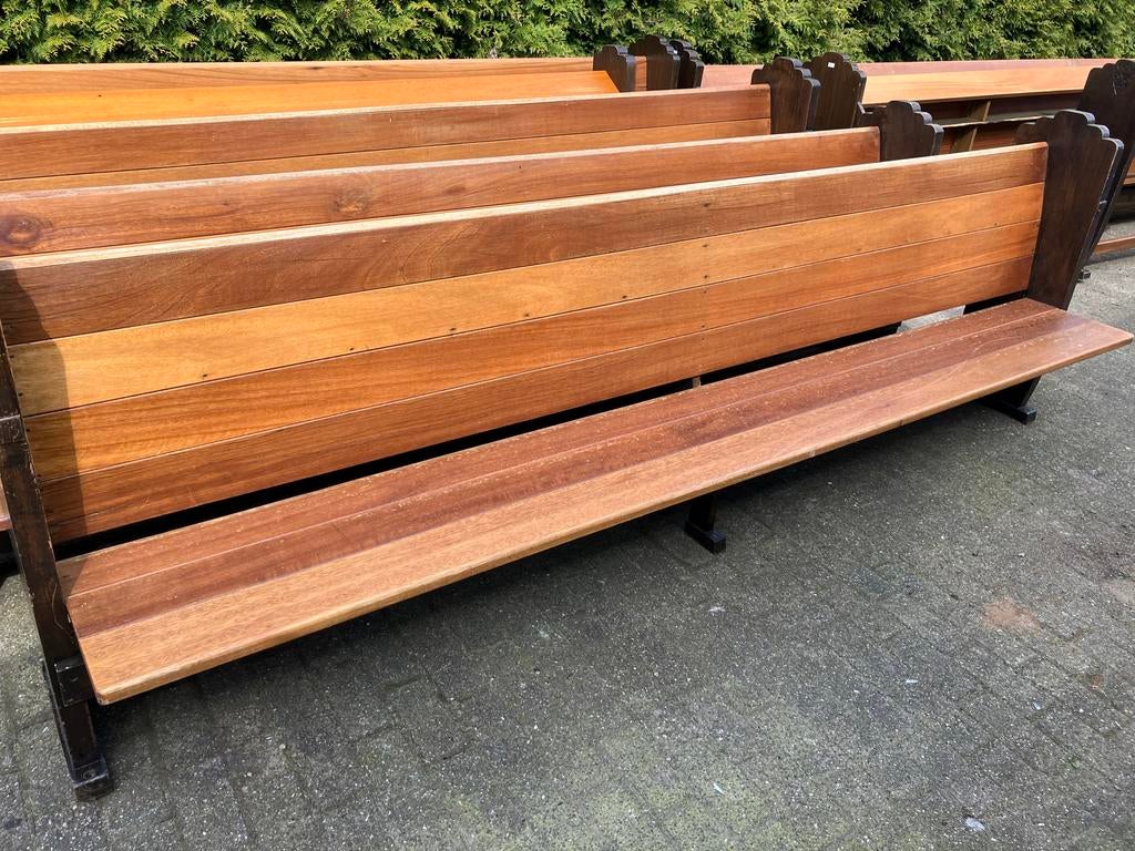 Unieke collectie robuuste hardhouten kerkbanken (11 stuks), Antiek en Kunst, Ophalen