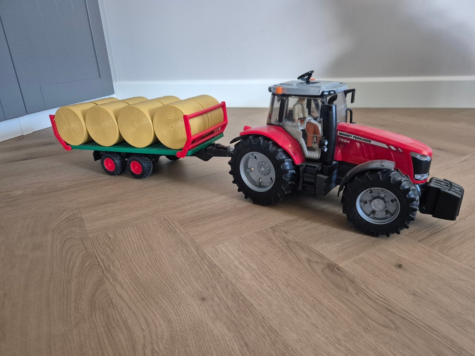 Bruder Massey Ferguson tractor met balenwagen, Ophalen of Verzenden, Zo goed als nieuw