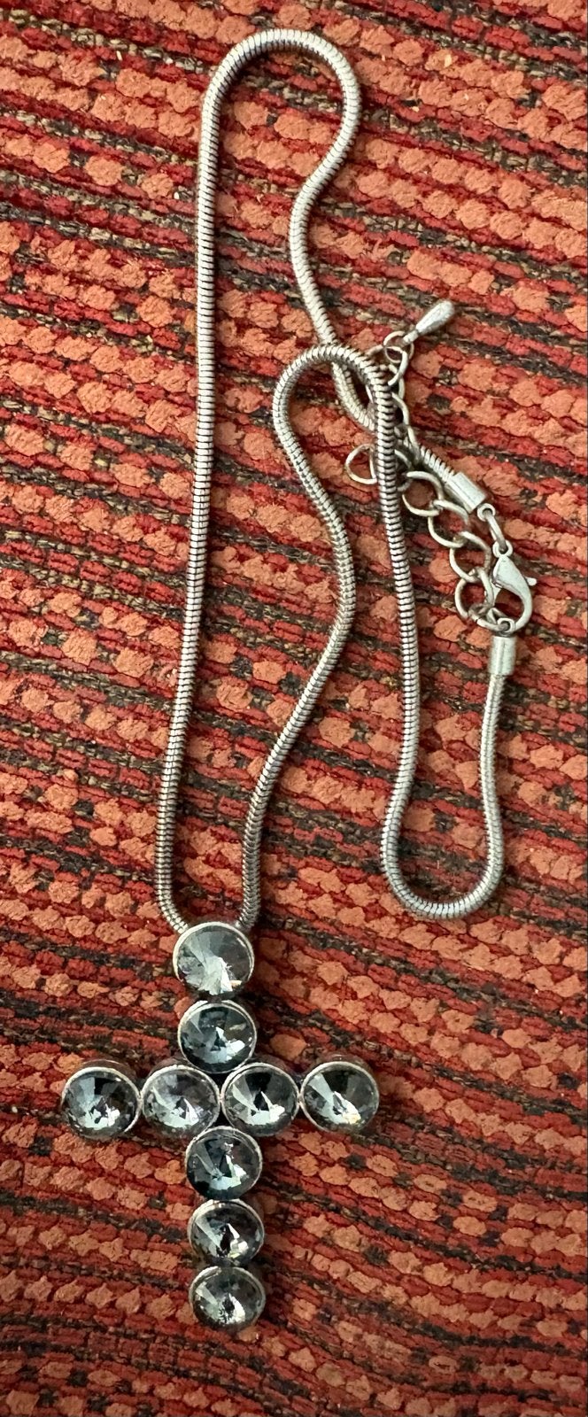 Zilverkleurige ketting met kruishanger en strass, Overige materialen, Gebruikt, Ophalen of Verzenden, Zilver