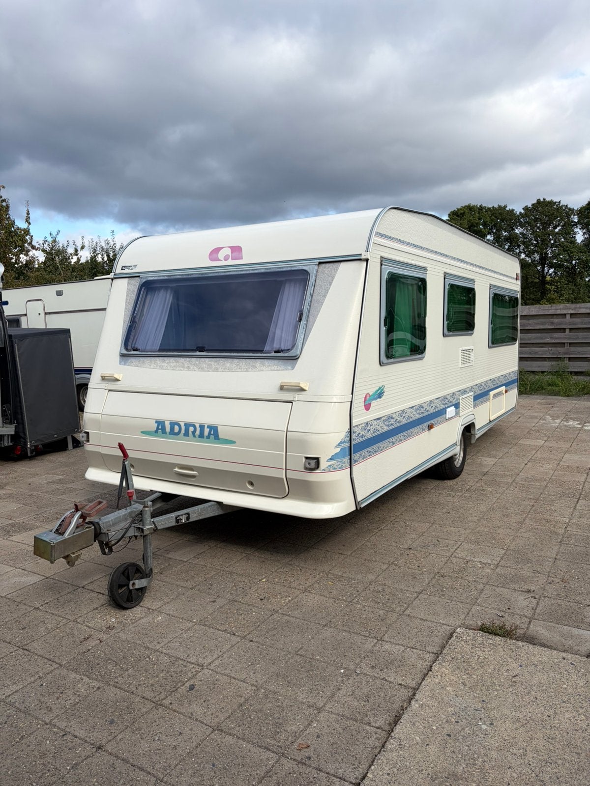 Adria unica 502 UP – 1300 kg – ruime indeling- nette staat, Caravans en Kamperen, Rondzit, Bedrijf, Schokbreker, 750 - 1000 kg