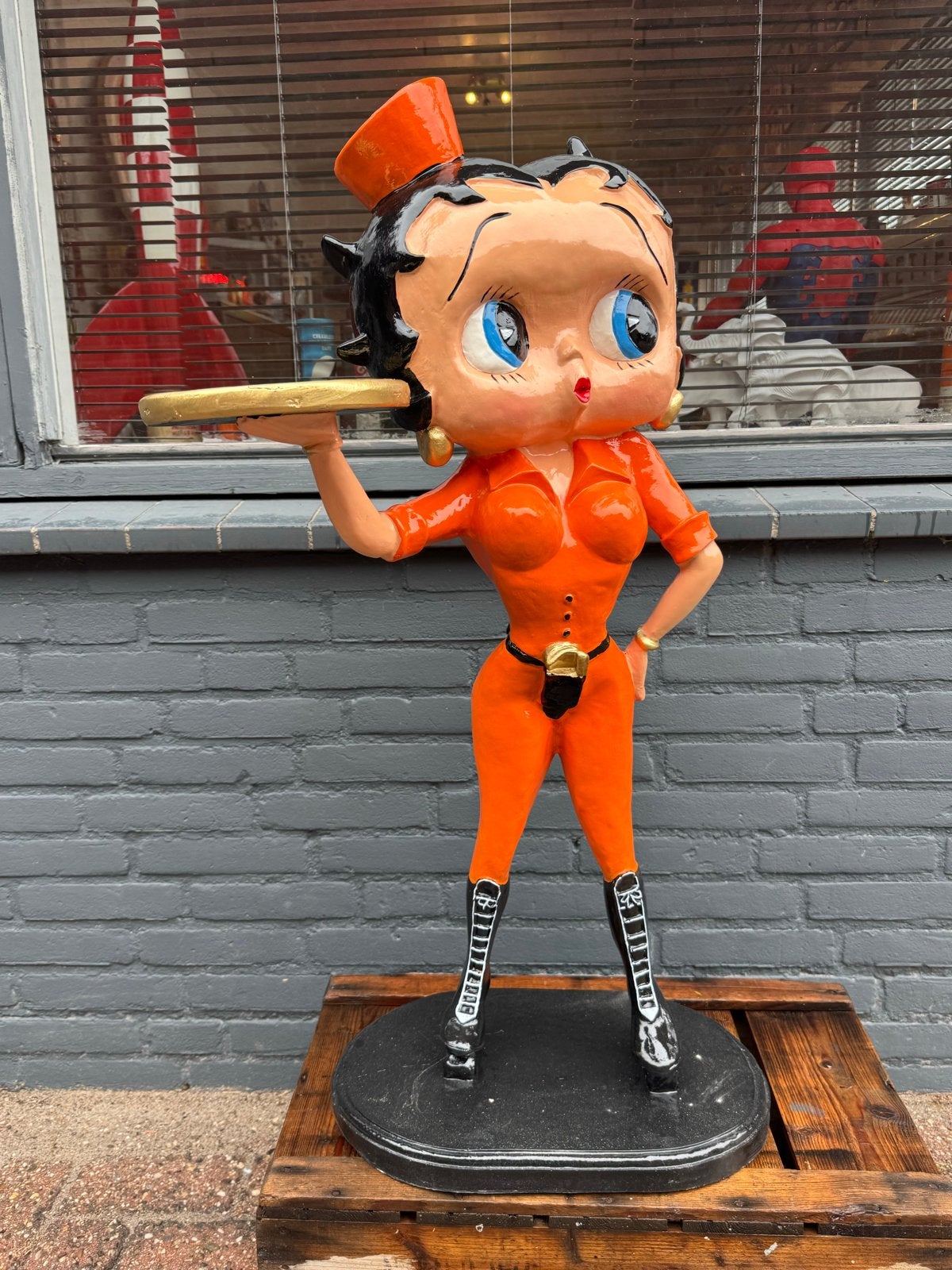 Grote Betty Boop Beeld in oranje overall, Verzamelen, Ophalen, Beeldje of Figuurtje, ., .