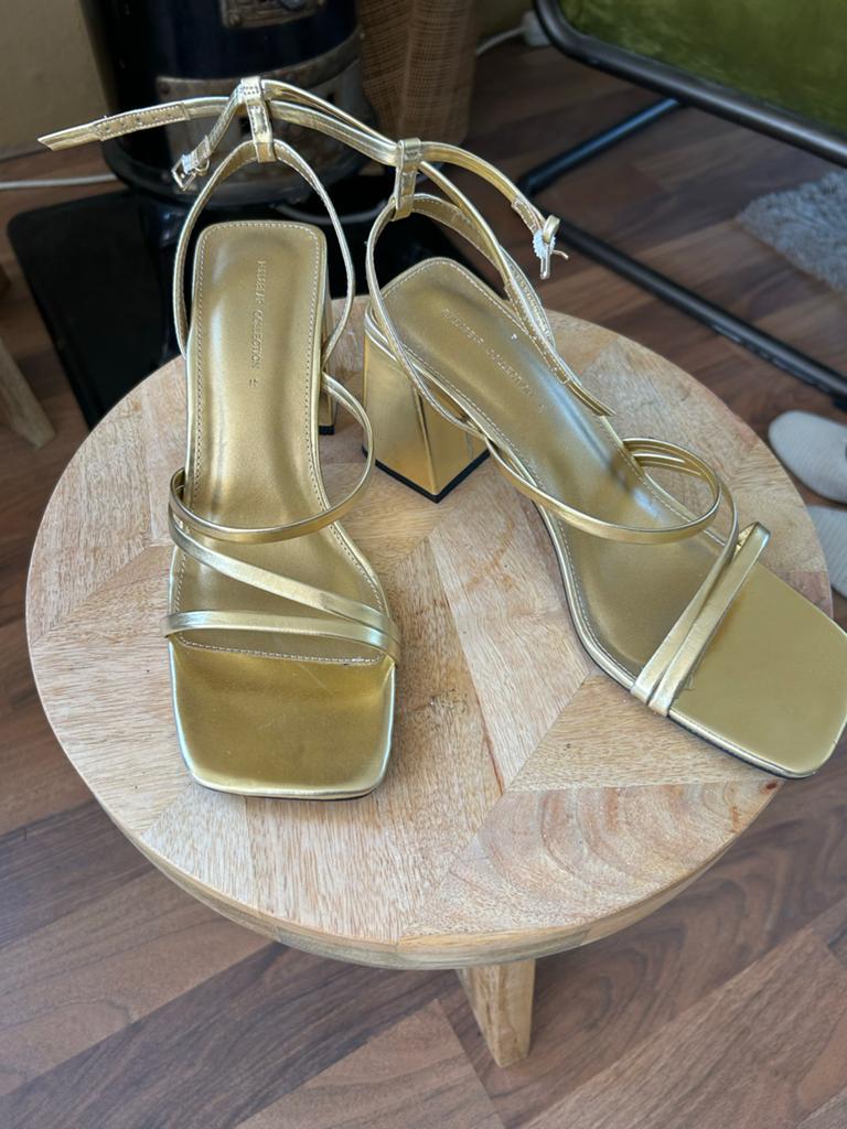 Gouden schoentjes Pull & Bear maat 41, Kleding | Dames, Schoenen, Ophalen, Zo goed als nieuw, Overige kleuren, Schoenen met hoge hakken