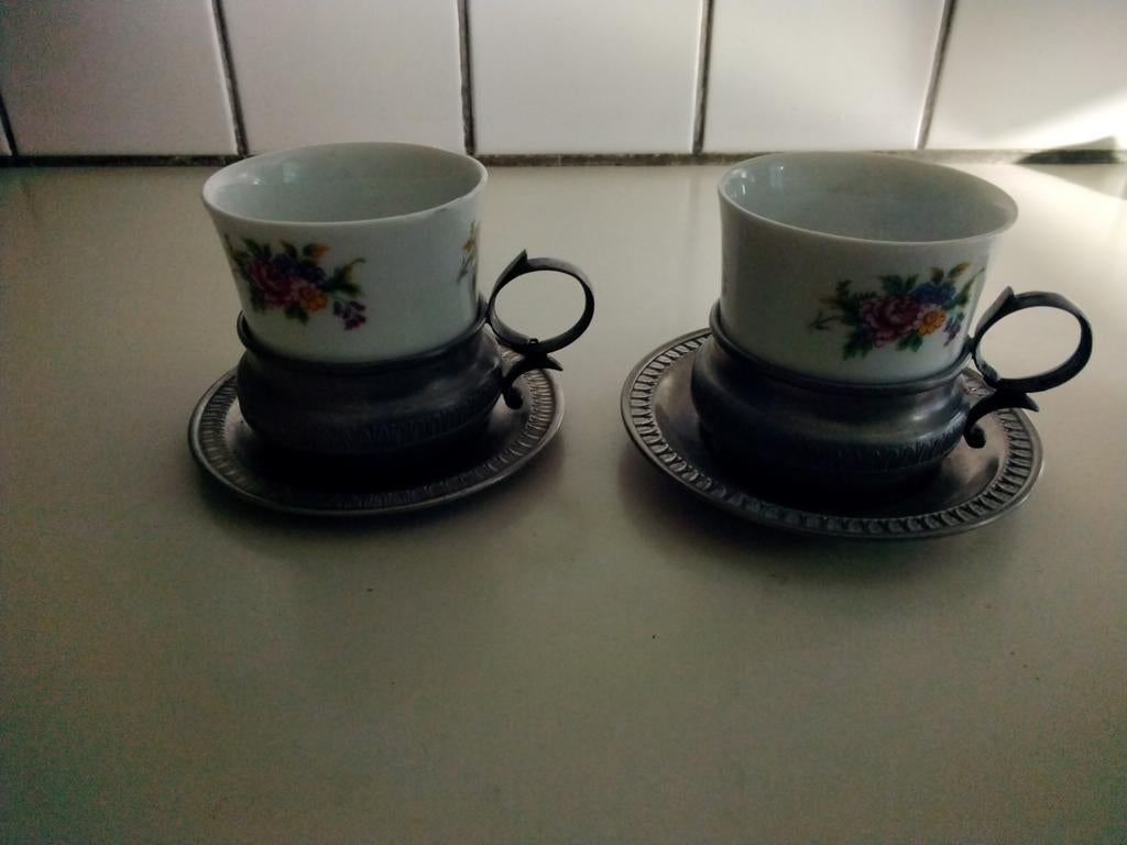 2 espresso  kop en schotels in tinnen houder, Ophalen of Verzenden, Overige stijlen, Kop(pen) en/of Schotel(s)