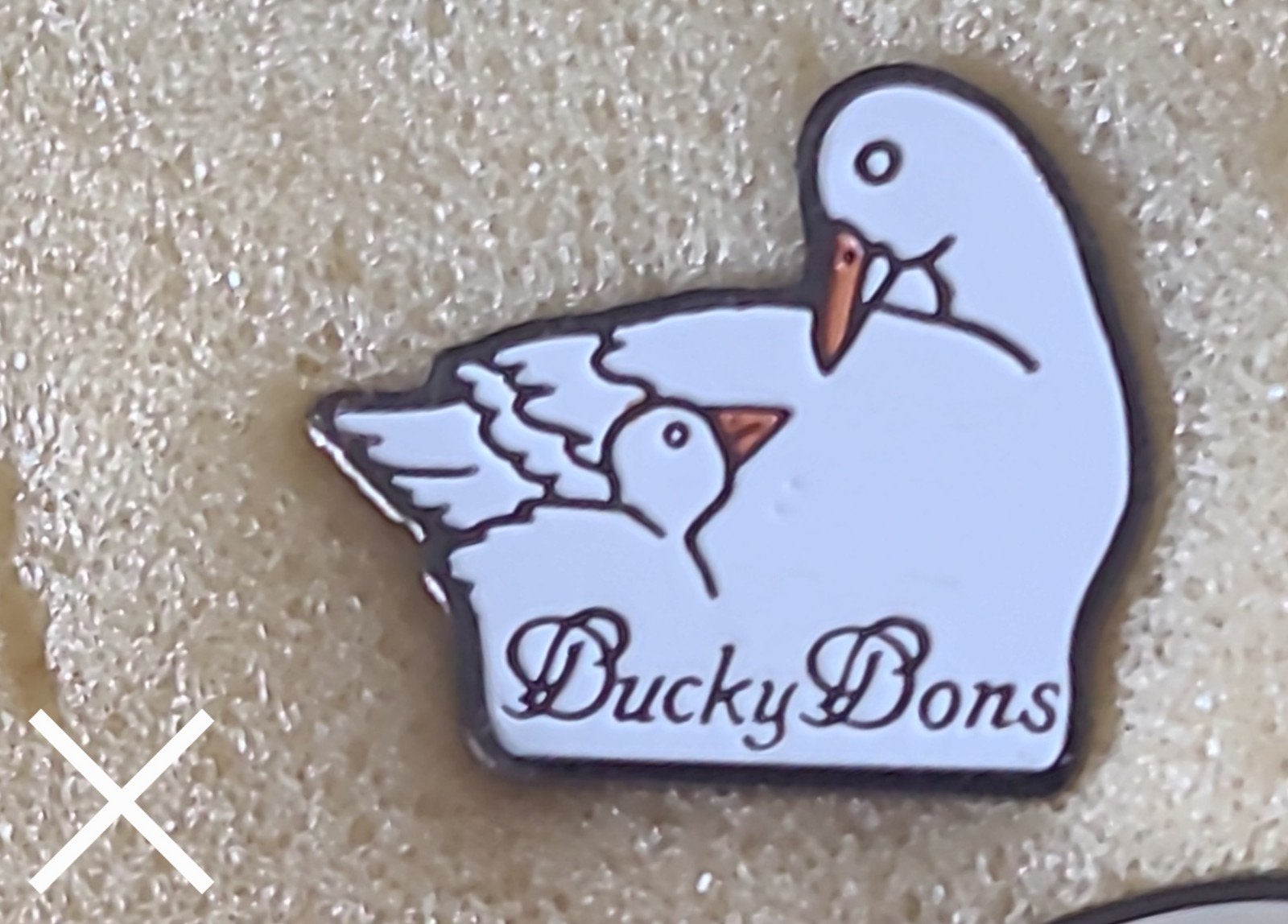 Pin met duiven - Ducky Dons, Verzenden