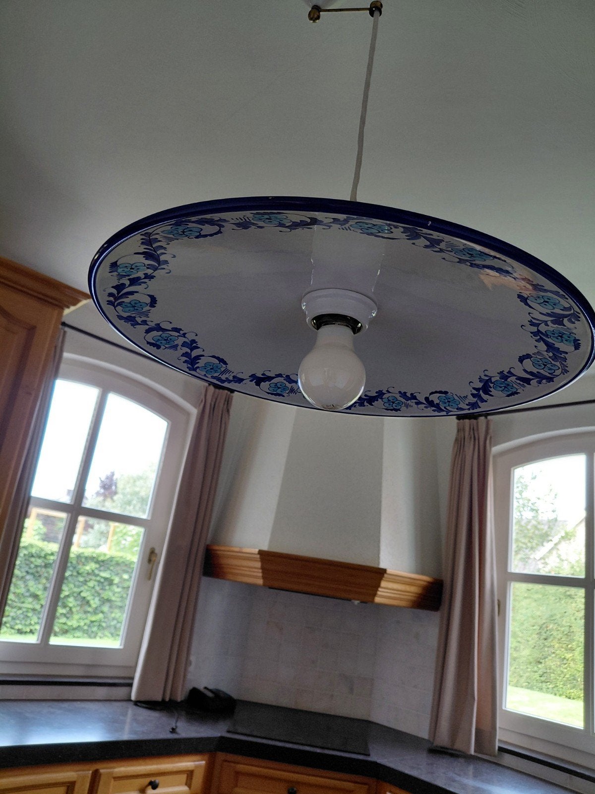 Vintage plafondlamp met katrolsysteem en Delfts blauw decor, Ophalen, Gebruikt, Metaal, E27 (groot)