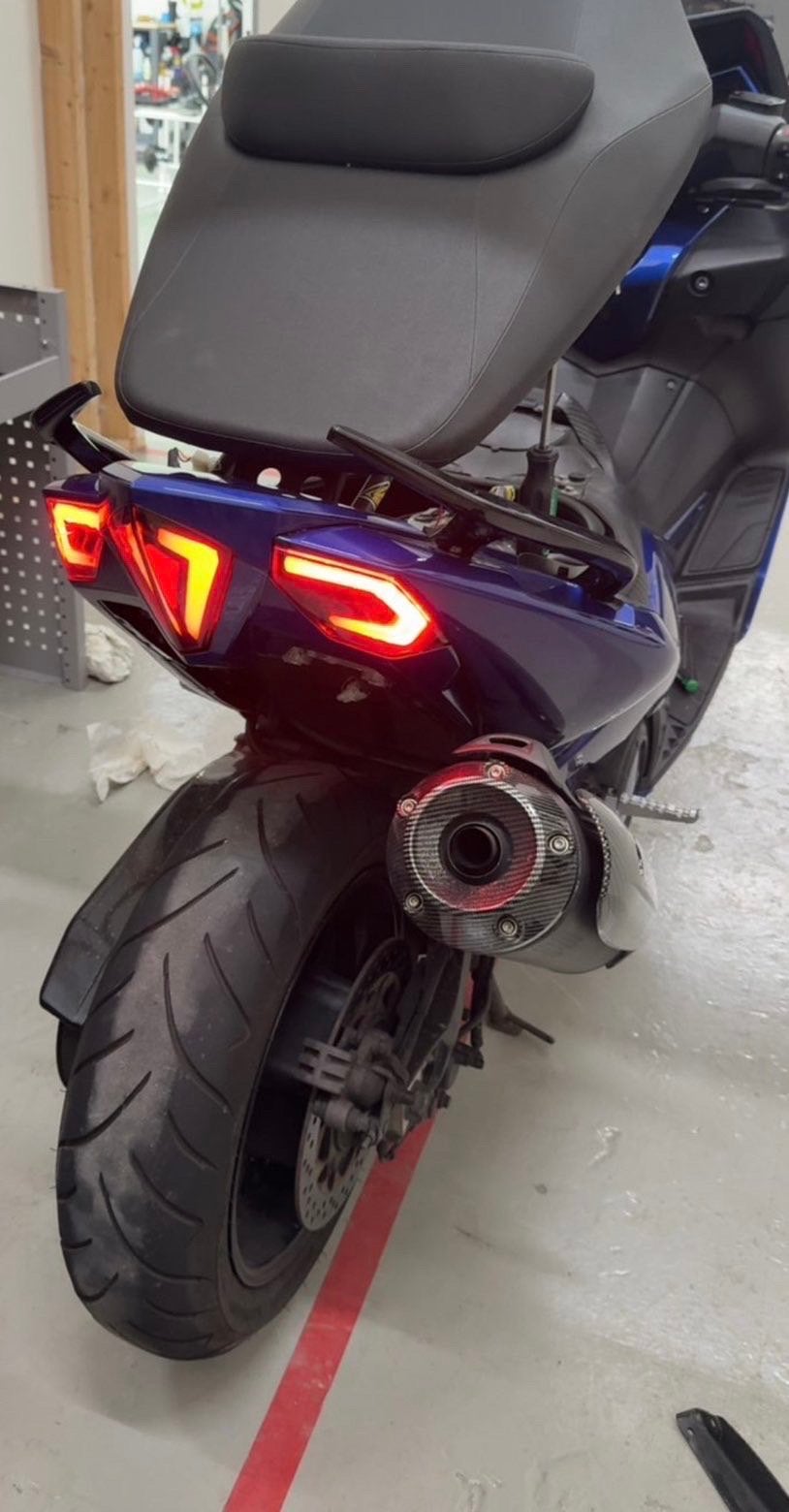 Tmax 530 uitlaat, Ophalen