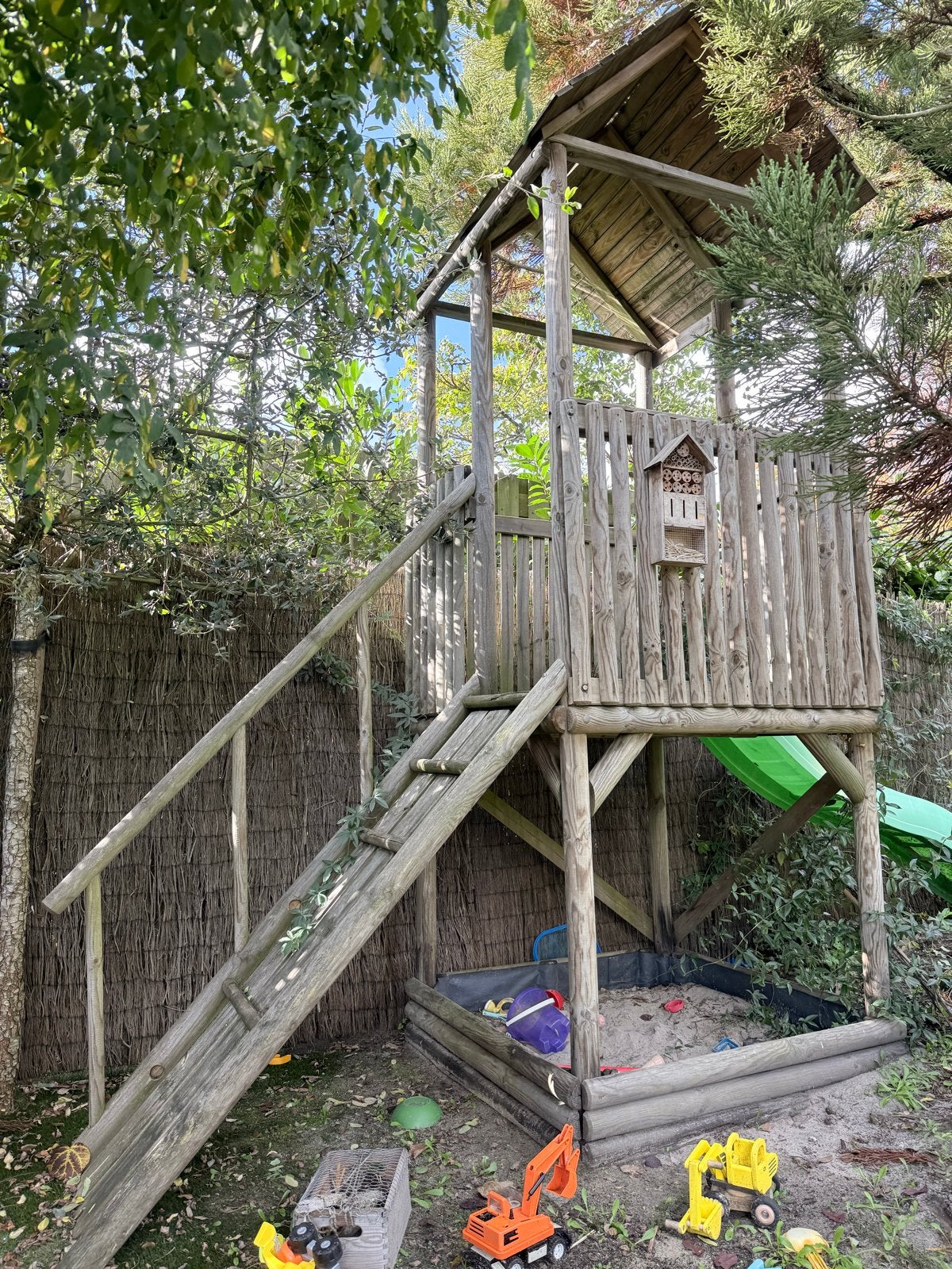 Houten speelhuisje met glijbaan en zandbak, Ophalen, Gebruikt, Glijbaan