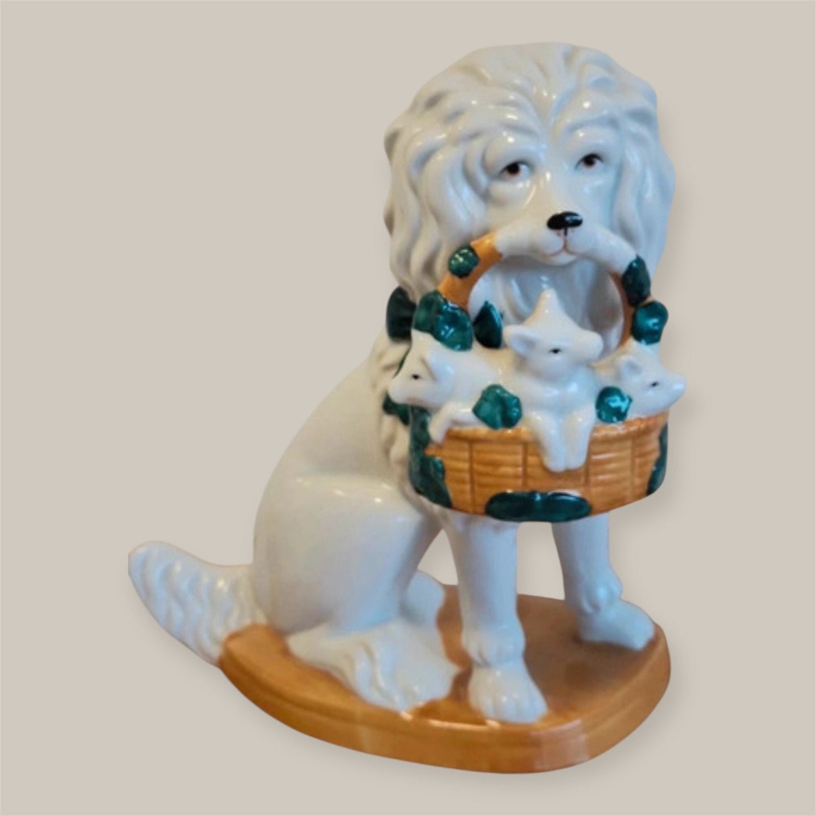 22 cm Staffordshire porselein  “hoeren hondje” met mandje, Antiek en Kunst, Verzenden