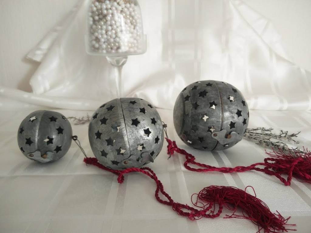 3 aparte vintage metalen kerstballen die inelkaar passen, Diversen, Ophalen of Verzenden
