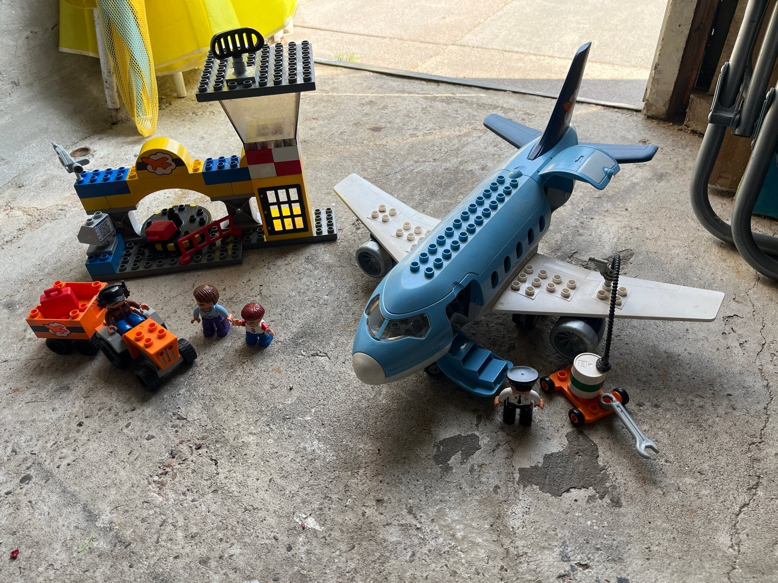 LEGO Duplo Vliegveld met vliegtuig en figuren, Inclusief minifiguren, Gebruikt, Ophalen of Verzenden, Duplo
