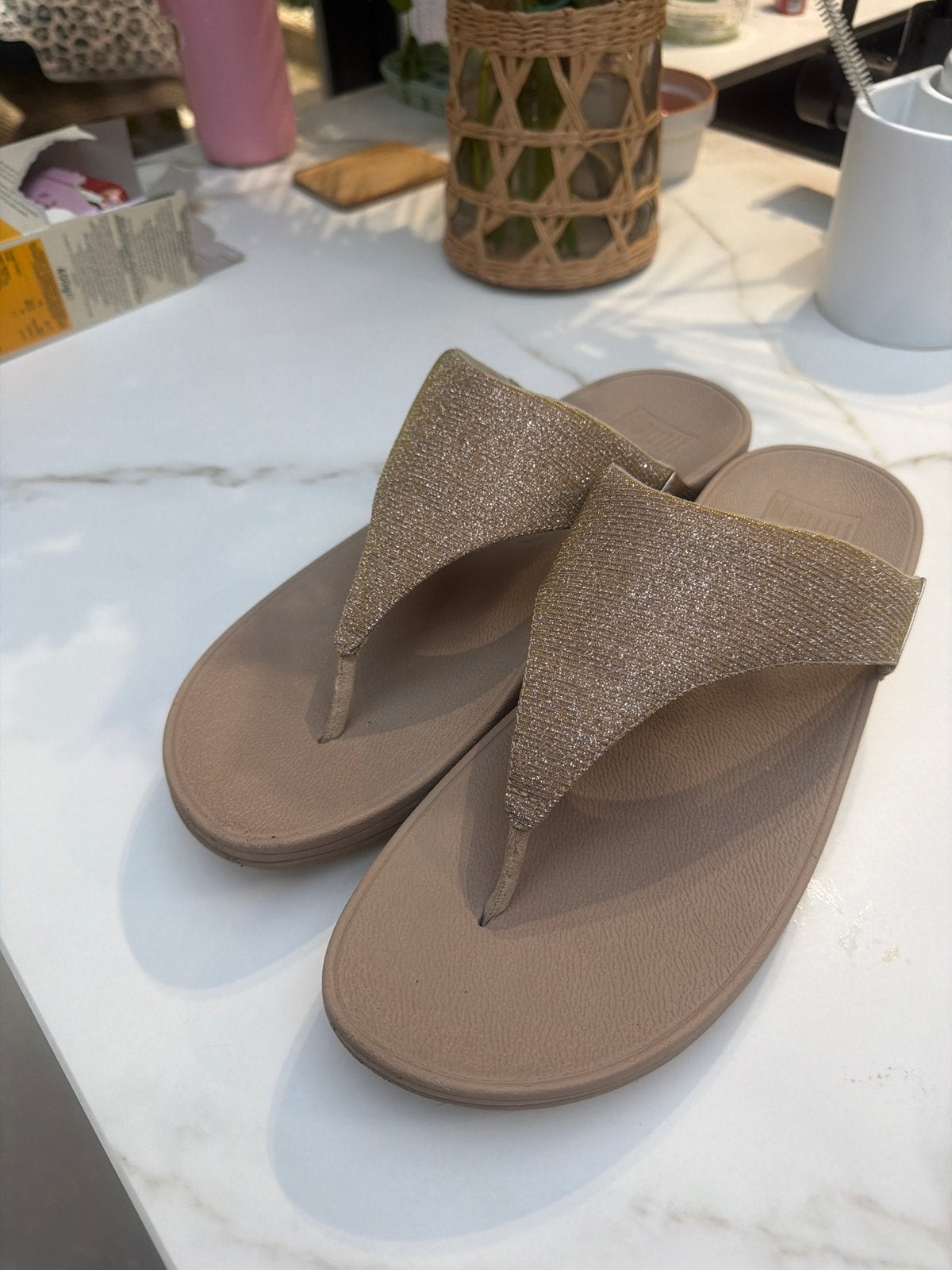 FitFlops met gouden bandjes - Maat 43 (valt als 42), Kleding | Dames, Ophalen of Verzenden, Zo goed als nieuw, Overige kleuren