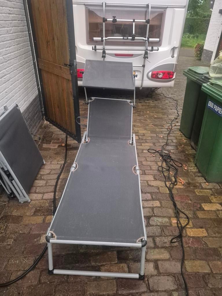 2x nette gebruikte lichtgewicht strandbedjes., Ophalen of Verzenden, Zo goed als nieuw, Aluminium, Verstelbaar