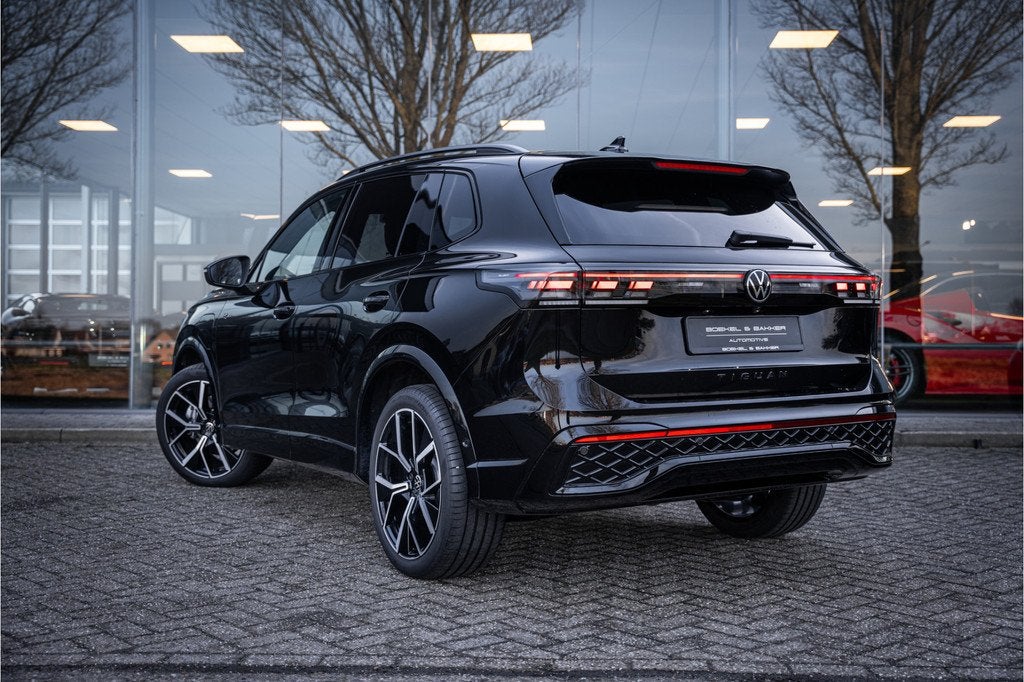 Volkswagen Tiguan eHybrid R-Line Edition * Panodak * Trekhaa, Auto's, Volkswagen, 12 maanden, Zwart, 4 cilinders, Zwart