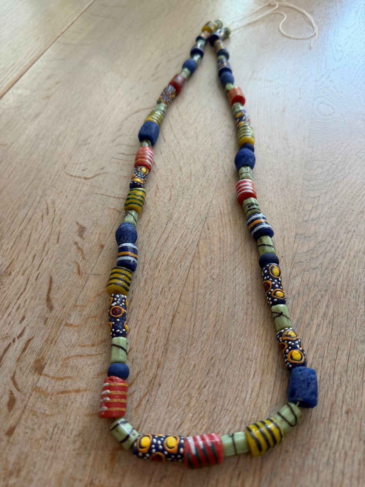 Afrikaanse ketting met trade beads, Ophalen of Verzenden, Zo goed als nieuw, Overige materialen