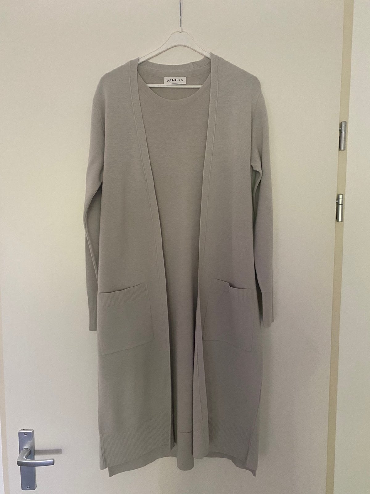 Set Vanilia Jurk en Vest, Kleding | Dames, Jurken, Maat 38/40 (M), Nieuw, Ophalen of Verzenden, Grijs