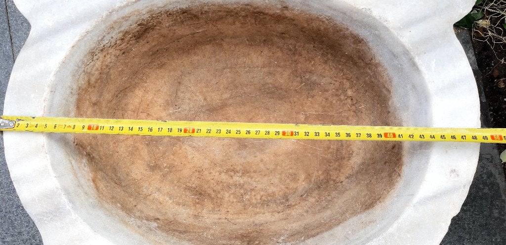 Massieve oud marmeren wijwaterbak doopvont ? op vaste voet., Ophalen