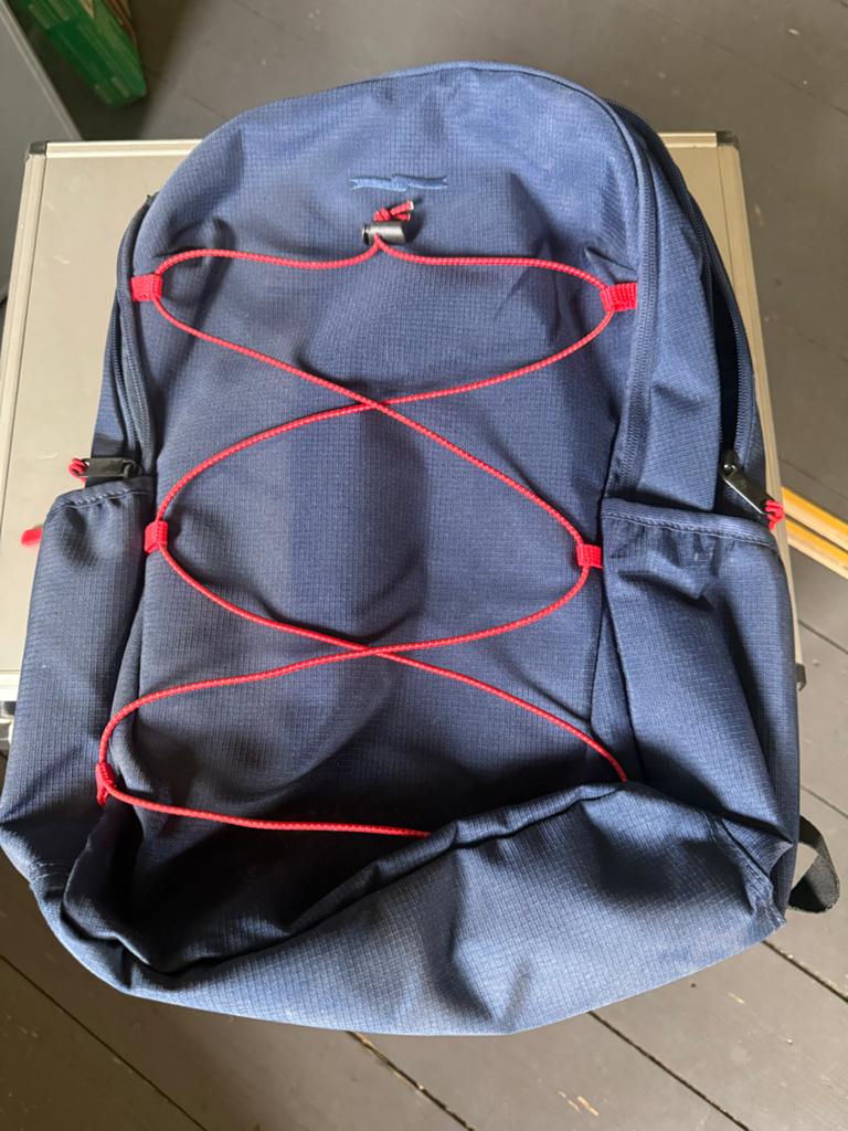 Nieuwe donkerblauwe rugzak met rode accenten, 25 tot 40 cm, Nieuw, Ophalen of Verzenden, Overige merken