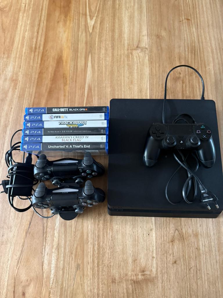 PlayStation 4 Slim 1TB + 3 Controllers + Docking Station, Spelcomputers en Games, Spelcomputers | Sony PlayStation 4, Ophalen