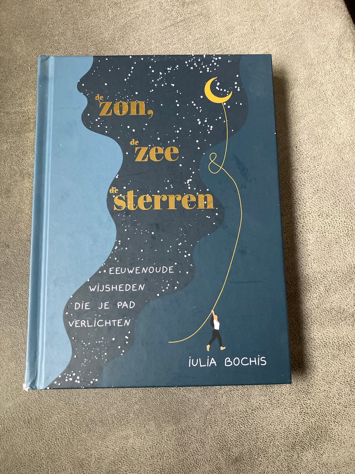 De zon, de zee & de sterren - Julia Bochkis, Ophalen of Verzenden, Zo goed als nieuw, Esoterie en Spiritualiteit