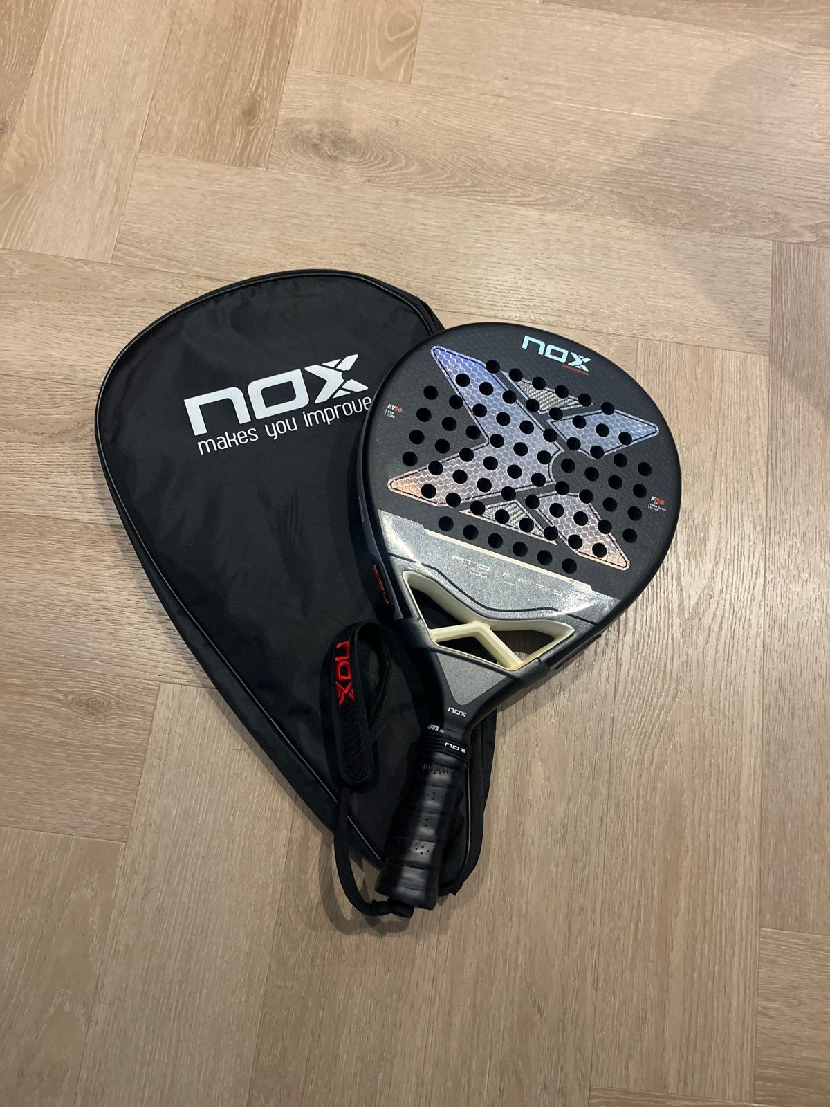 Nox AT10 Padelracket - lichte gebruikssporen, Ophalen, Zo goed als nieuw, Padelracket