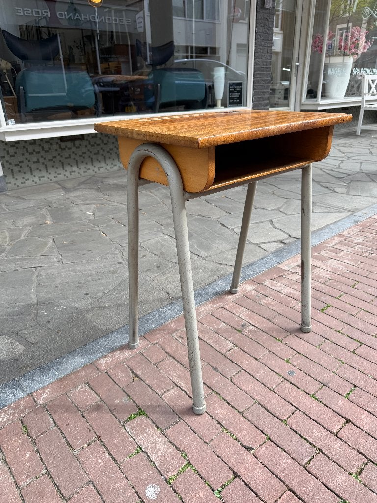 Vintage houten lessenaar, schooltafel, bijzettafel jaren 50, Ophalen