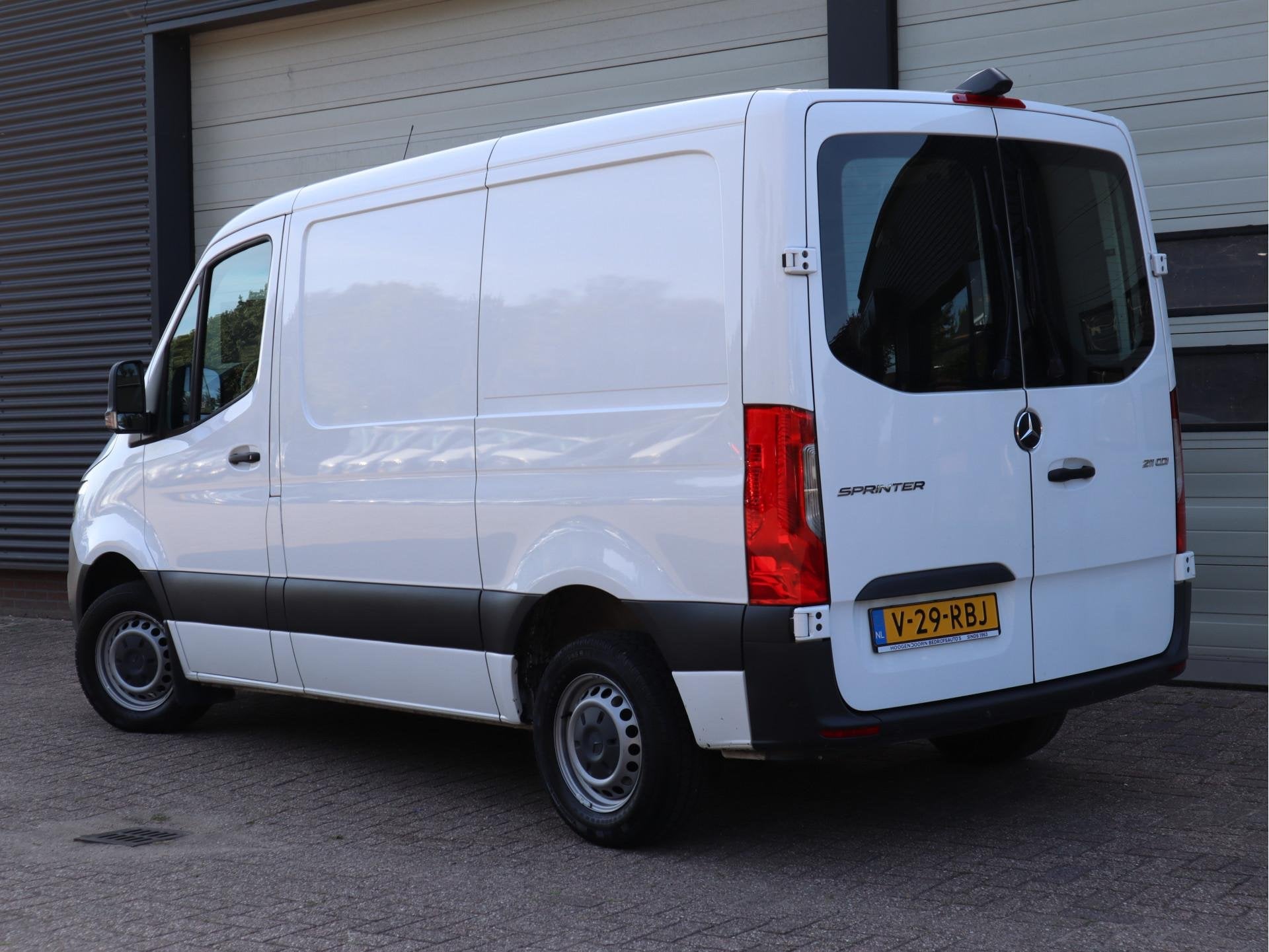 Mercedes-Benz Sprinter 211 CDI Euro 6 - L1H1 - MBUX - Camera, Auto's, Stof, Gebruikt, Euro 6, 4 cilinders
