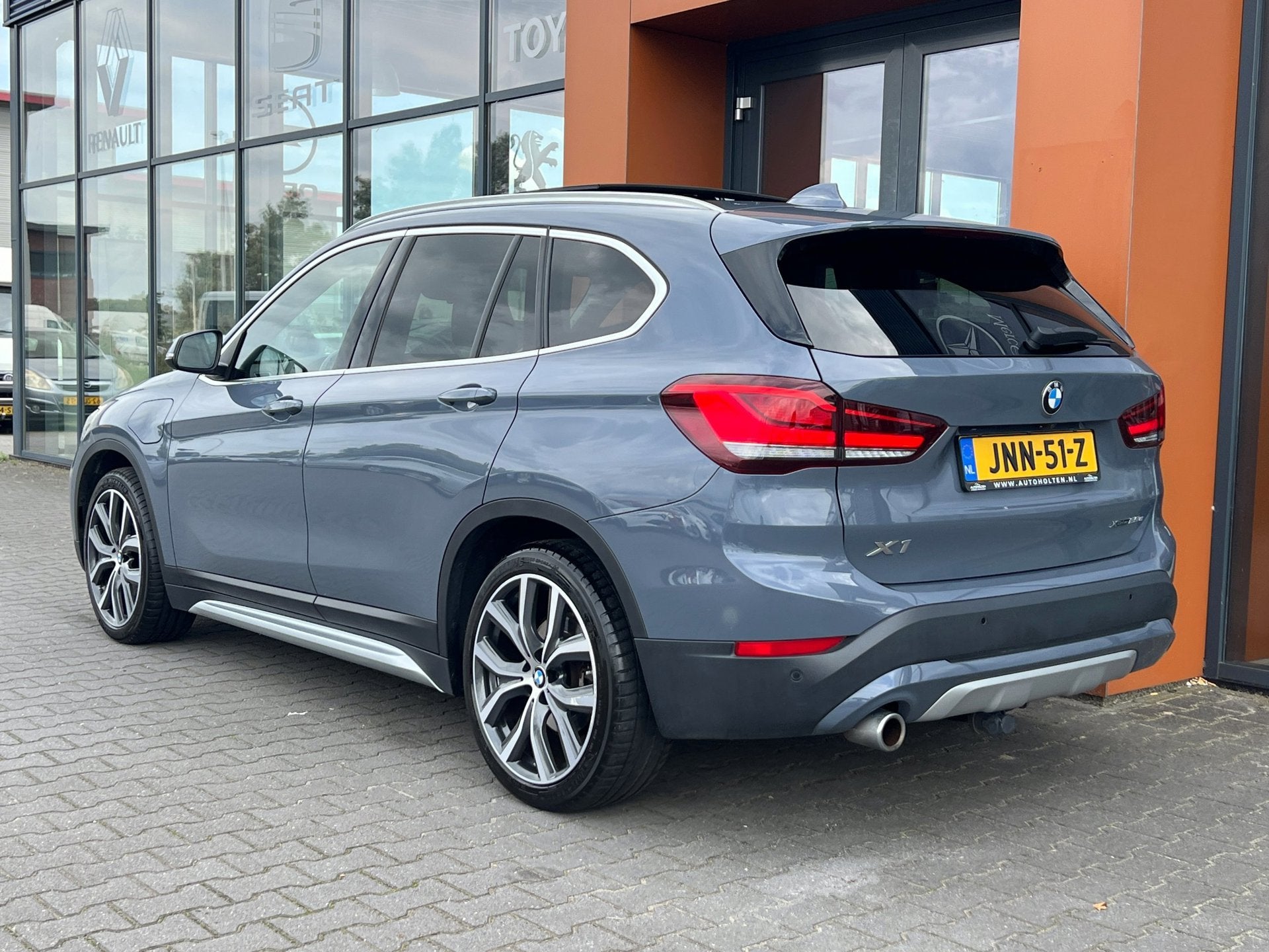 BMW X1 XDrive25e eDrive|Pano|Trekhaak|Sfeerverl.|HUD|Memory, 125 pk, Gebruikt, Leder en Stof, Plug-in hybride