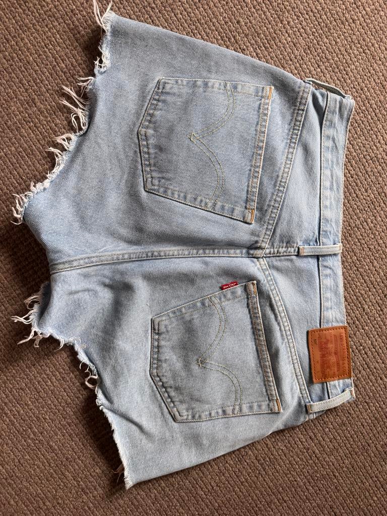 Levi's 501 korte spijkerbroek W30, Kleding | Dames, Broeken en Pantalons, Gedragen, Maat 38/40 (M), Blauw, Kort, Ophalen of Verzenden