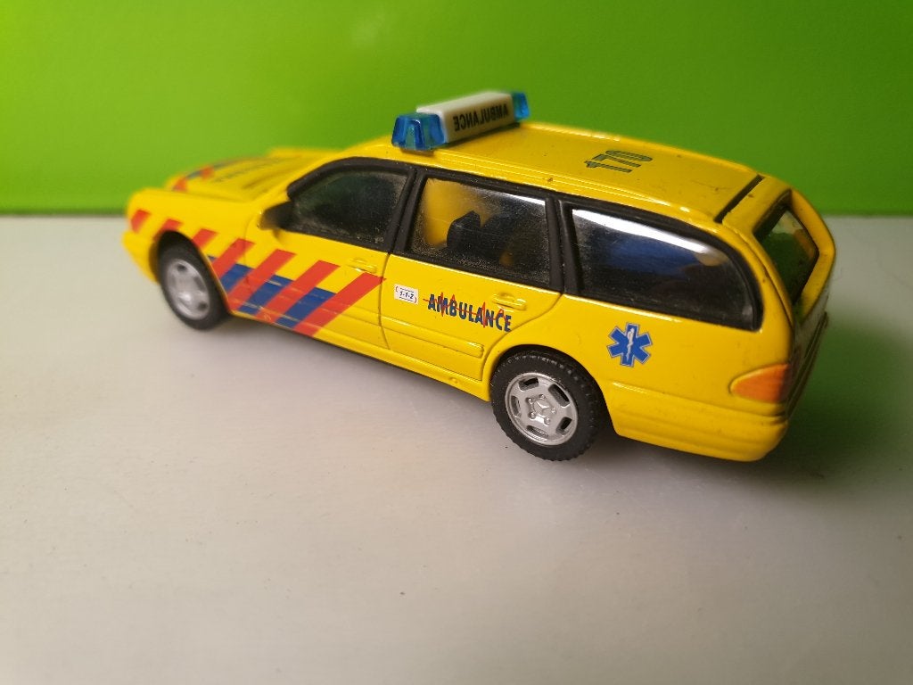 Cararama - Mercedes E300T Ambulance S210 [geel] 1/43, Hobby en Vrije tijd, Ophalen of Verzenden, Gebruikt, Auto, Overige merken
