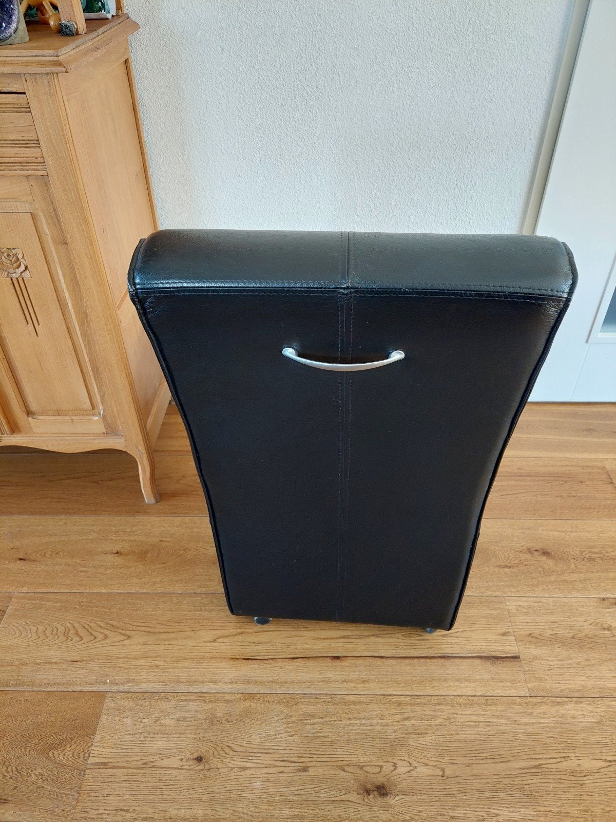 8 zwarte leren eetkamerstoelen met wieltjes (per 4), Gebruikt, Zwart, Leer, Ophalen of Verzenden