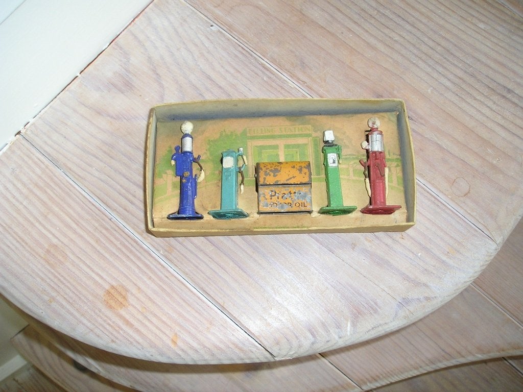 Dinky Toys 49 Petrol Pump & Oil Bin Set, Ophalen of Verzenden