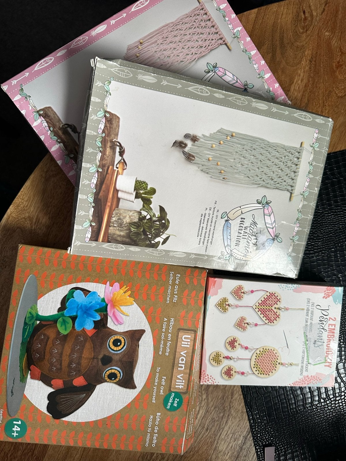 Diverse hobby pakketjes: macrame, vilten uil, borduren, Nieuw, Ophalen of Verzenden, Grijs, Knutselset